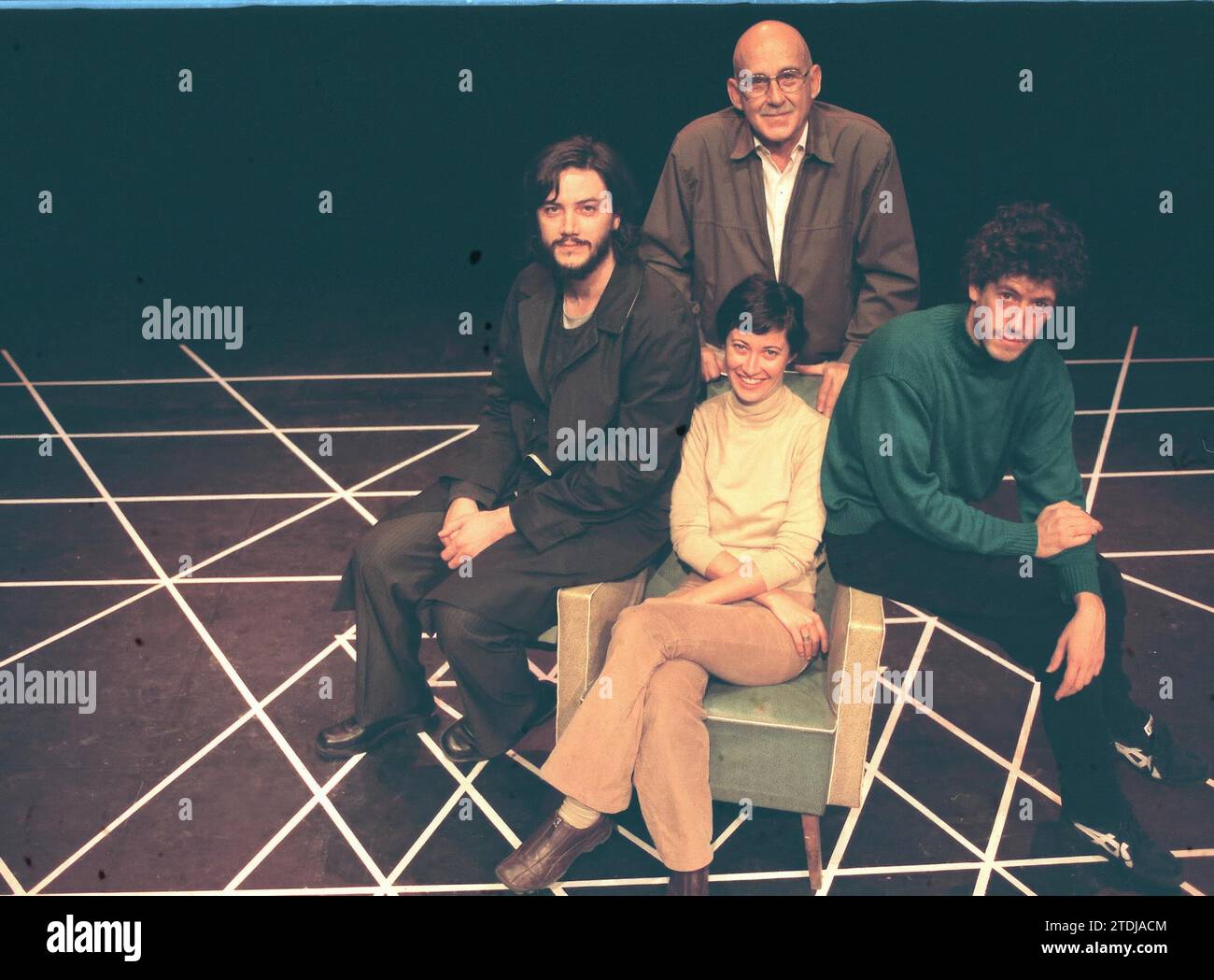 10/08/2002. Madrid, 9-10-02. José Sanchis Sinisterra, dramaturge, et les acteurs : Concha Milla, Raúl Marcos et Paulo Sciutto. Photo Gonzalo Cruz. Crédit : Album / Archivo ABC / Gonzalo Cruz Banque D'Images