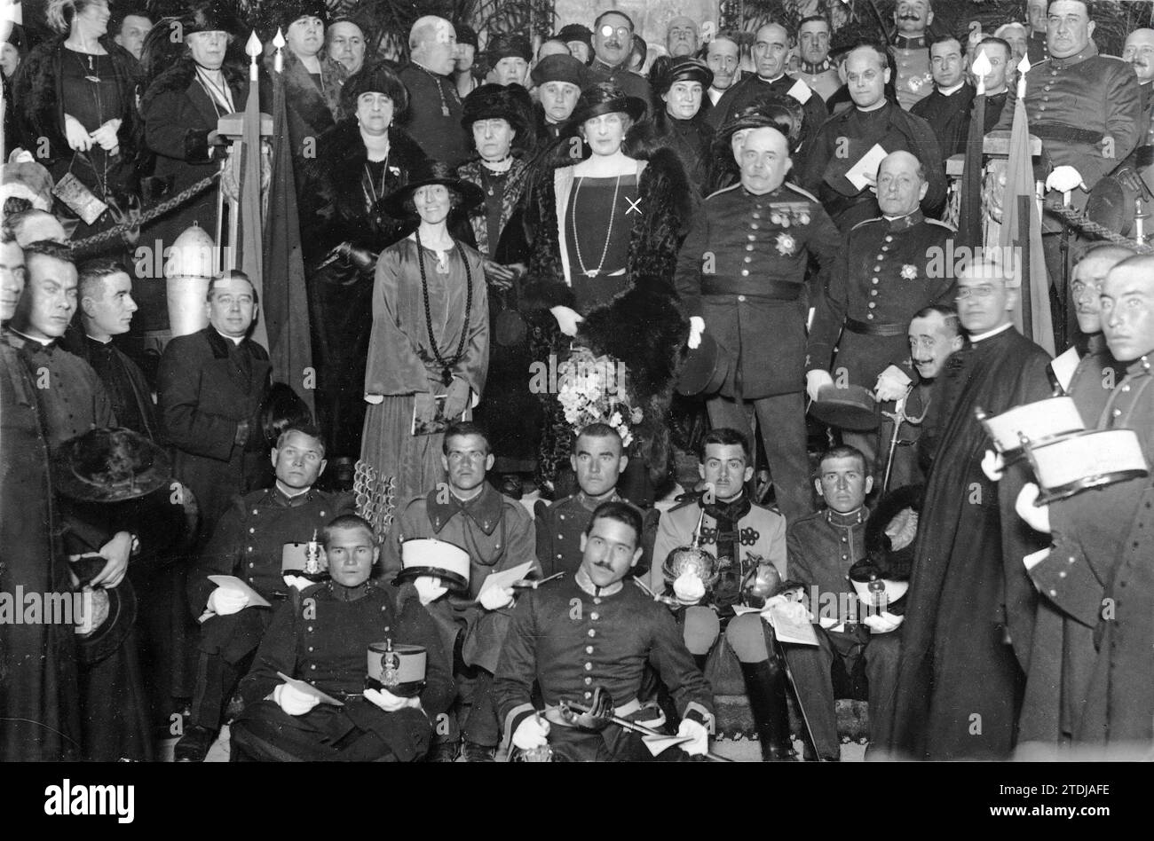 12/04/1922. Madrid. Distribution des prix. SM la Reine (X) dans la distribution du livre d'épargne institué par les associations de dames de chefs et d'officiers d'infanterie, de cavalerie, d'artillerie et d'ingénieurs pour les soldats qui sont les plus distingués dans les écoles pour analphabètes. Crédit : Album / Archivo ABC / Julio Duque Banque D'Images