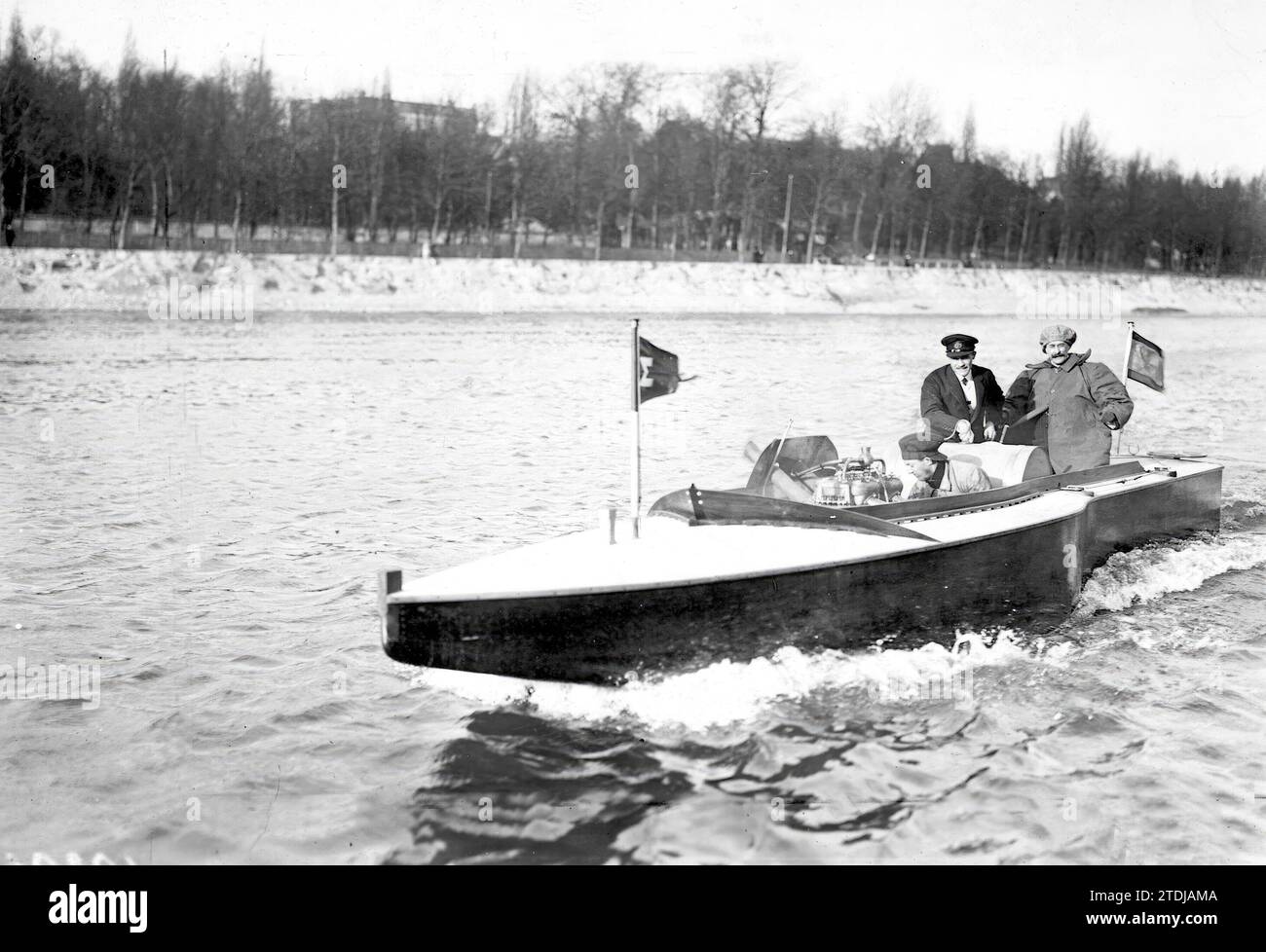 01/31/1911. Pour les régates de Monaco automobile Canoe. Le canoë Sigma-Labor, en essais, animé par son propriétaire, M. Soriano (fils des marquises d'Ivanrey), et l'ambassadeur d'Espagne à Paris, M. Pérez Caballero. (Photo Meurisse). Crédit : Album / Archivo ABC / Meurisse Banque D'Images