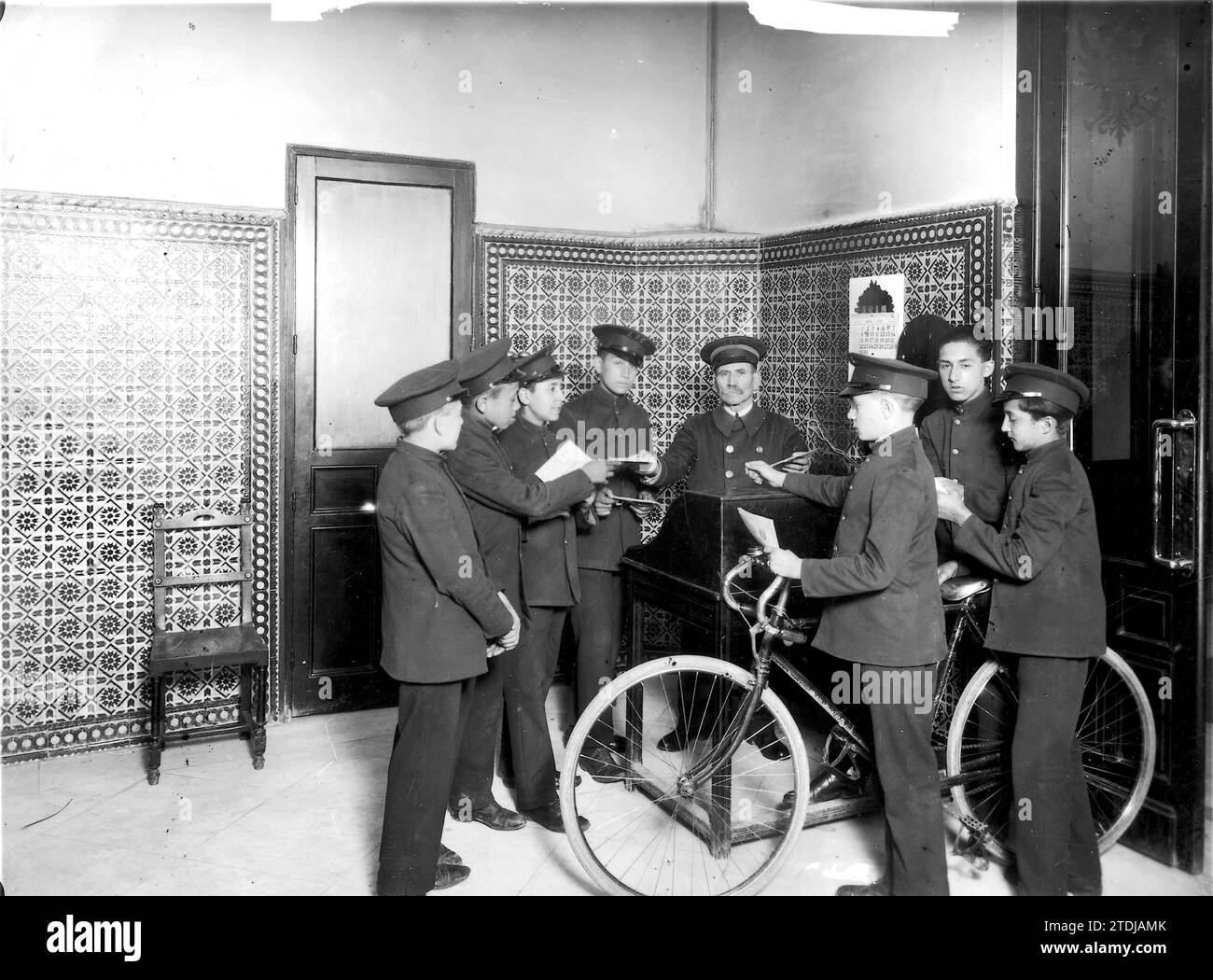 Madrid. 1910. Les grooms ABC dans leur concierge, recevant des instructions à un moment donné pendant leur journée de travail. Crédit : Album / Archivo ABC Banque D'Images