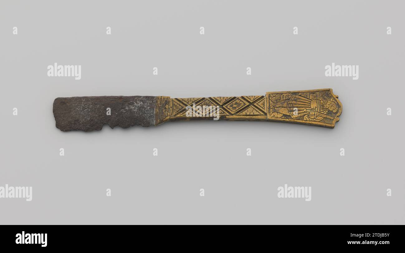 Couteau avec Sint Catharina et homme avec épée, anonyme, 1550 - 1600 couteau avec fragment de lame de fer. Les lacs de cuivre sont décorés avec un motif de pare-brise dans lequel des fleurs sont appliquées. La couronne d'un côté montre Sint Catharina, de l'autre côté un homme avec l'épée levée et un lion à ses pieds. Sud des pays-Bas gravure en cuivre (métal) couteau avec fragment de lame de fer. Les lacs de cuivre sont décorés avec un motif de pare-brise dans lequel des fleurs sont appliquées. La couronne d'un côté montre Sint Catharina, de l'autre côté un homme avec l'épée levée et un lion à ses pieds. Cuivre du sud des pays-Bas ( Banque D'Images