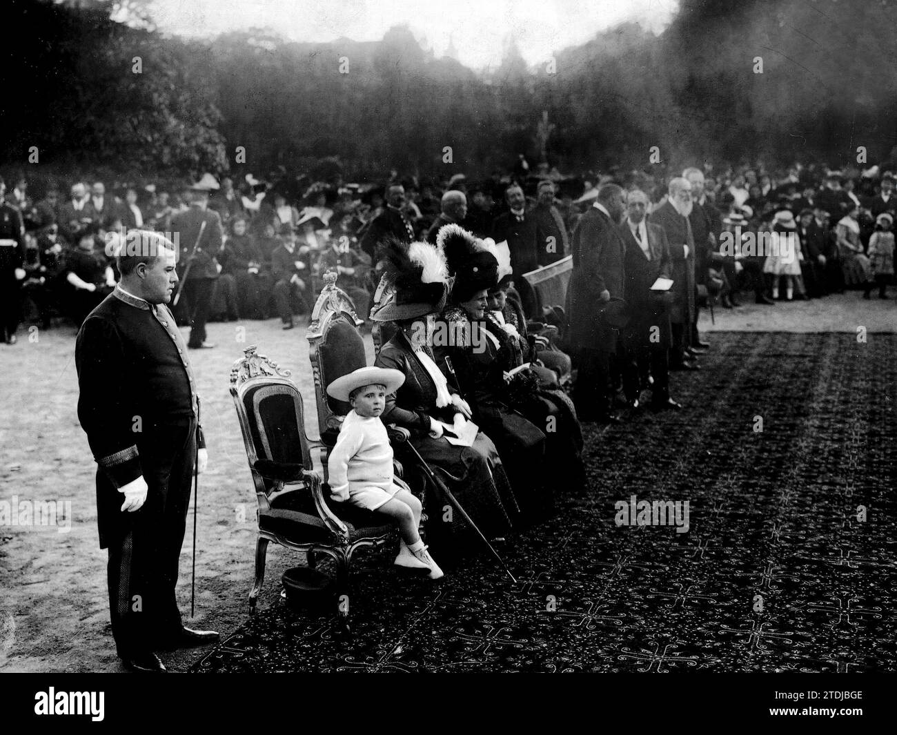 05/17/1911. Reine Victoria, avec le prince des Asturies témoin du concert donné hier à la retraite en cadeau aux randonneurs asturiens. Crédit : Album / Archivo ABC / Francisco Goñi Banque D'Images