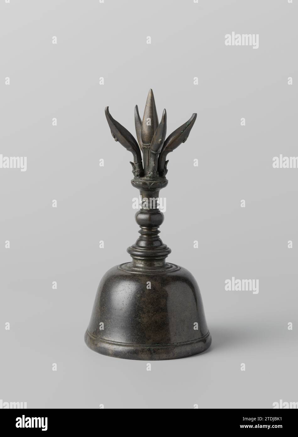 Ghanta, anonyme, 900 - 1600 Sculpture en bronze d'une cloche avec poignée articulée et le sommet formé par coussin de Lotus sur lequel un Wajra à cinq pointes. Java est bronze (métal) Sculpture en bronze d'une cloche avec poignée articulée et le sommet formé par coussin de Lotus sur lequel un Wajra à cinq branches. Bronze Java oriental (métal) Banque D'Images
