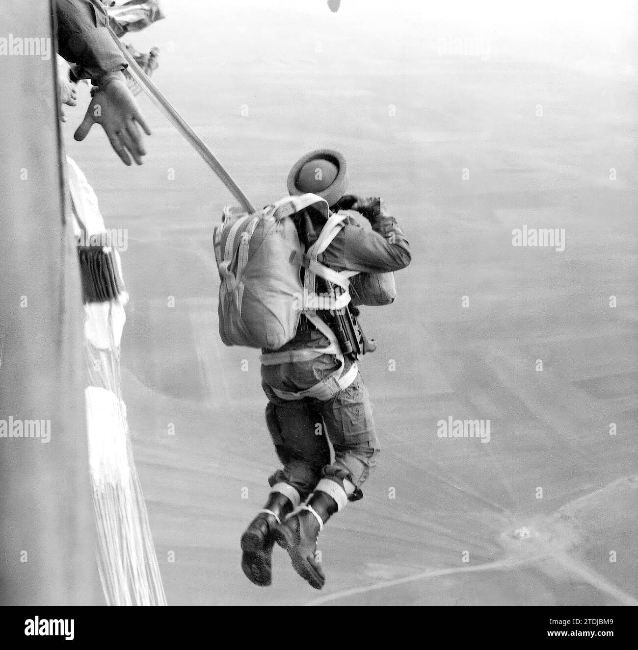 Alcalá de Henares. 12/01/1957. Parachutistes de l'armée. Saut. Crédit : Album / Archivo ABC / Teodoro Naranjo Domínguez Banque D'Images