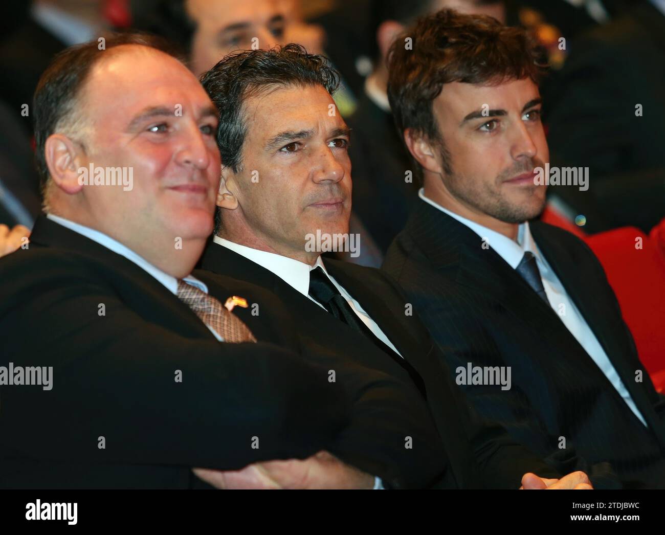 BOADILLA DEL MONTE (MADRID), 02/12/2013.- le Prince et la Princesse des Asturies, qui ont présidé aujourd’hui à la Cité financière de Banco Santander la cérémonie de remise des accréditations aux nouveaux ambassadeurs honoraires de la marque Espagne, parmi lesquels se trouve le pilote de Formule 1 Fernando Alonso (2d), l'acteur Antonio Banderas (3d), le chef José Andrés (derrière, 3d), le directeur du Centre national de recherche sur le cancer, María Blasco (3d) et l'homme d'affaires Isak Andic, posent pour la photo de famille accompagnés, entre autres, par le président du Groupe Santander, Emilio Botín (3d) et le ministre de Banque D'Images