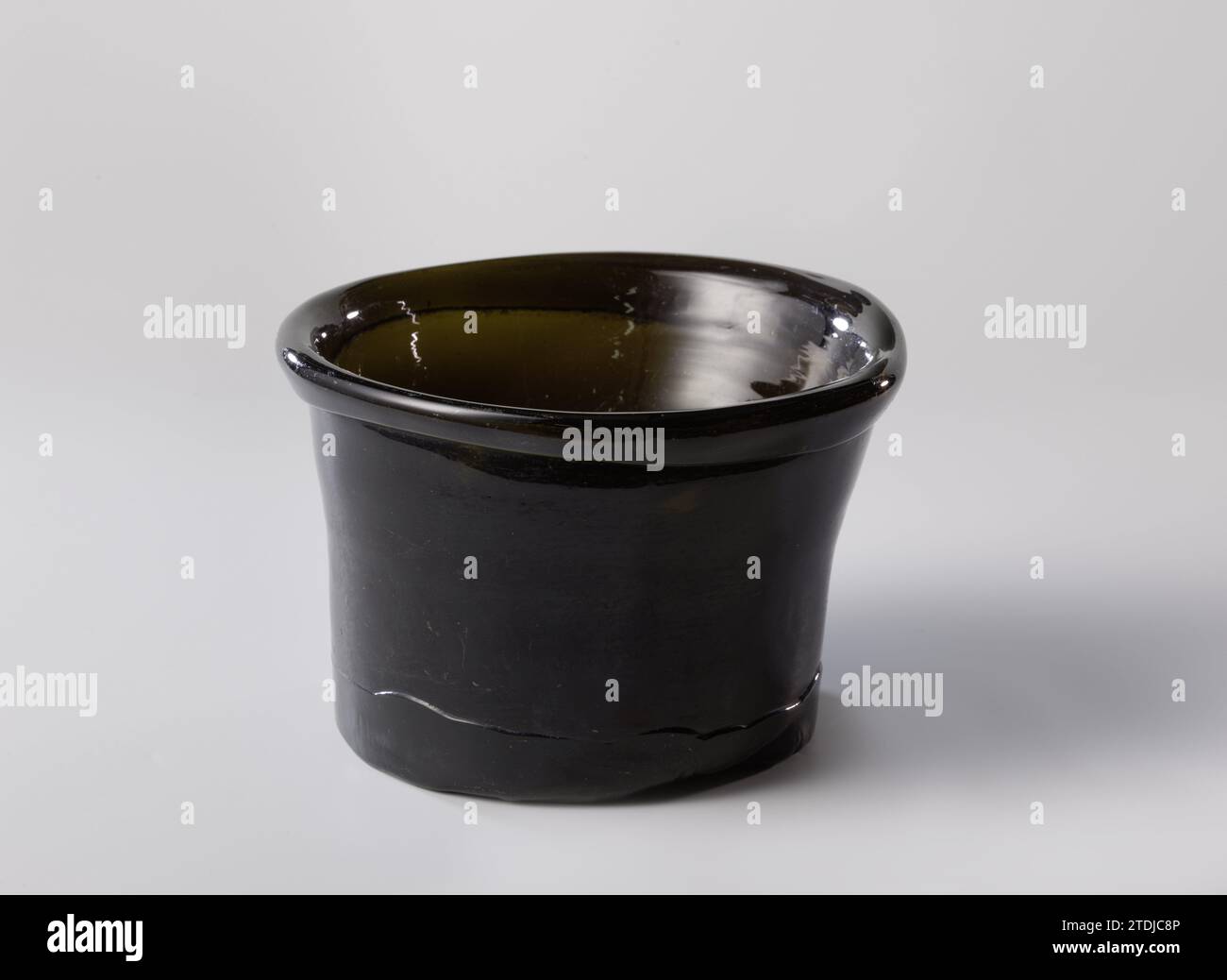 Frijzel van Bruingroen verre, Anonyme, c. 1700 - c. 1900 Pijzel avec corps légèrement concave avec bord tourné, garni au fond d'une sangle plate, légèrement nervurée. Verre soufflant Pijzel du Nord-Ouest de l'Europe avec corps légèrement concave avec bord tourné, garni au fond d'un bracelet plat, légèrement nervuré. Soufflage de verre en Europe du Nord-Ouest Banque D'Images