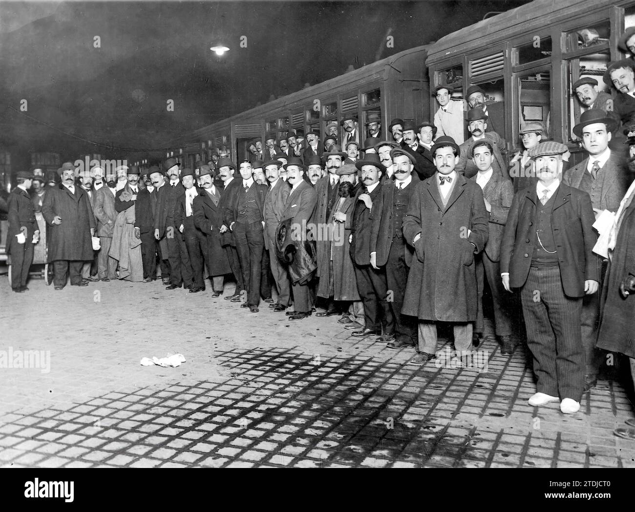 12/31/1910. Les commissaires de Barcelone à Madrid. - De nombreuses commissions des entrepreneurs de construction qui sont venus devant les tribunaux pour protester contre l'accord de ce conseil municipal imposant des taxes sur la chaux, le plâtre et le ciment. Crédit : Album / Archivo ABC / Ramón Alba Banque D'Images