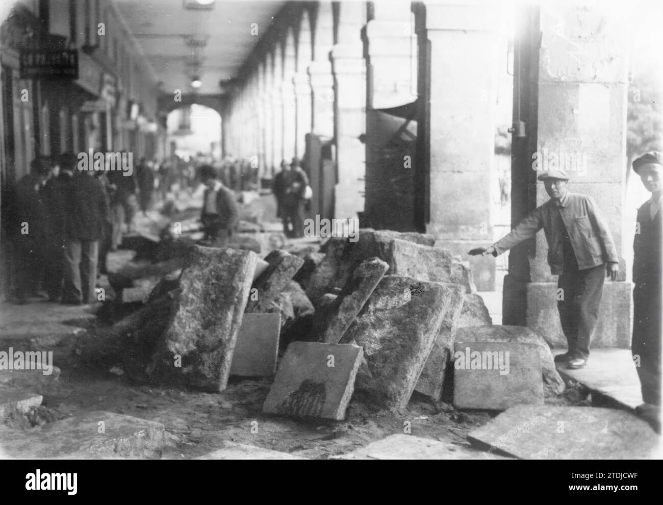 Ávila, octobre 1933. Comment les chômeurs de Ávila demandent du travail. Un groupe d’une quarantaine d’ouvriers se consacra dès les premières heures du matin à lever les dalles des arcades de la Plaza de la República, à Ávila. Le fait a attiré l'attention des voisins parce que ce trottoir avait été récemment rénové. Le maire s'est présenté là-bas, et les ouvriers lui ont dit qu'ils faisaient ce travail parce qu'ils étaient au chômage et ils ont supposé que le conseil municipal faciliterait leur travail en ordonnant le remplacement des dalles. Le maire les a suppliés d'arrêter le travail, mais ils Banque D'Images