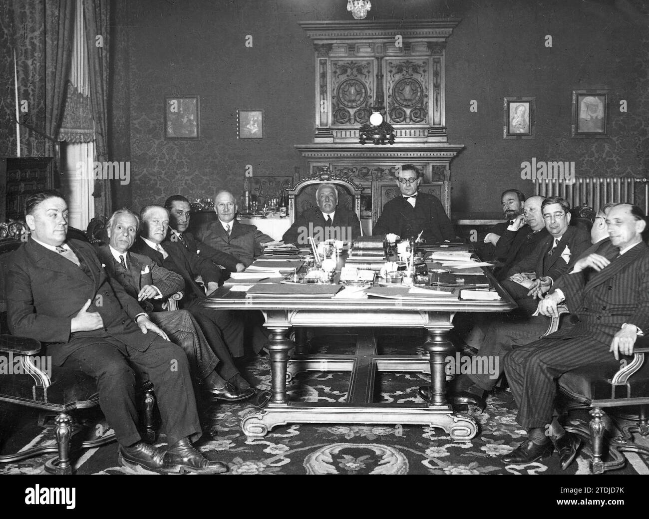 Madrid, 4/15/1931. Après la proclamation de la République, le premier conseil des ministres du gouvernement provisoire se réunit, présidé par Niceto Alcalá Zamora. Sur la photo, de gauche à droite : Diego Martínez Barrio (Communications) ; Álvaro de Albornoz y Liminiana (développement) ; Francisco Largo Caballero (travail-protection sociale) ; Miguel Maura Gamazo (Gouvernement) ; Alejandro Lerroux García (État) ; Niceto Alcalá Zamora (Président) ; Luis Nicolau dOlwer (économie) ; Fernando de los Ríos Urruti (Justice); Indalecio Prieto Tuero (Hacienda) ; Marcelino Domingo Sanjuán (instruction publique a Banque D'Images