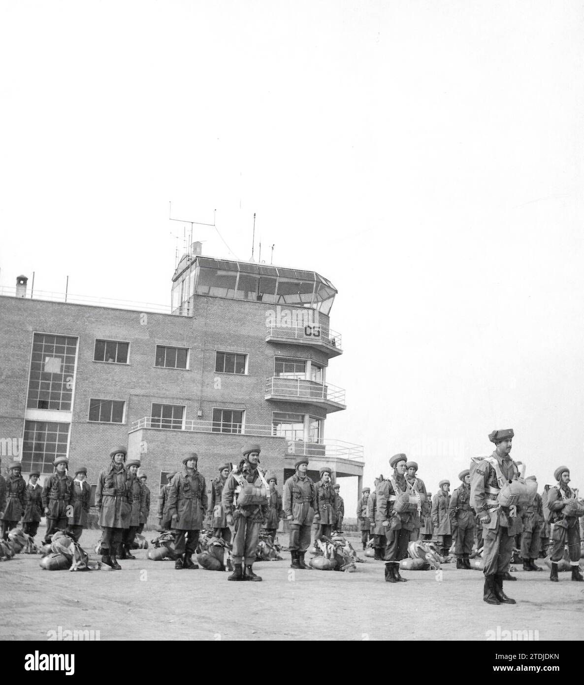 Alcalá de Henares. 12/01/1957. Parachutistes de l'armée. Troop Magazine. Crédit : Album / Archivo ABC / Teodoro Naranjo Domínguez Banque D'Images