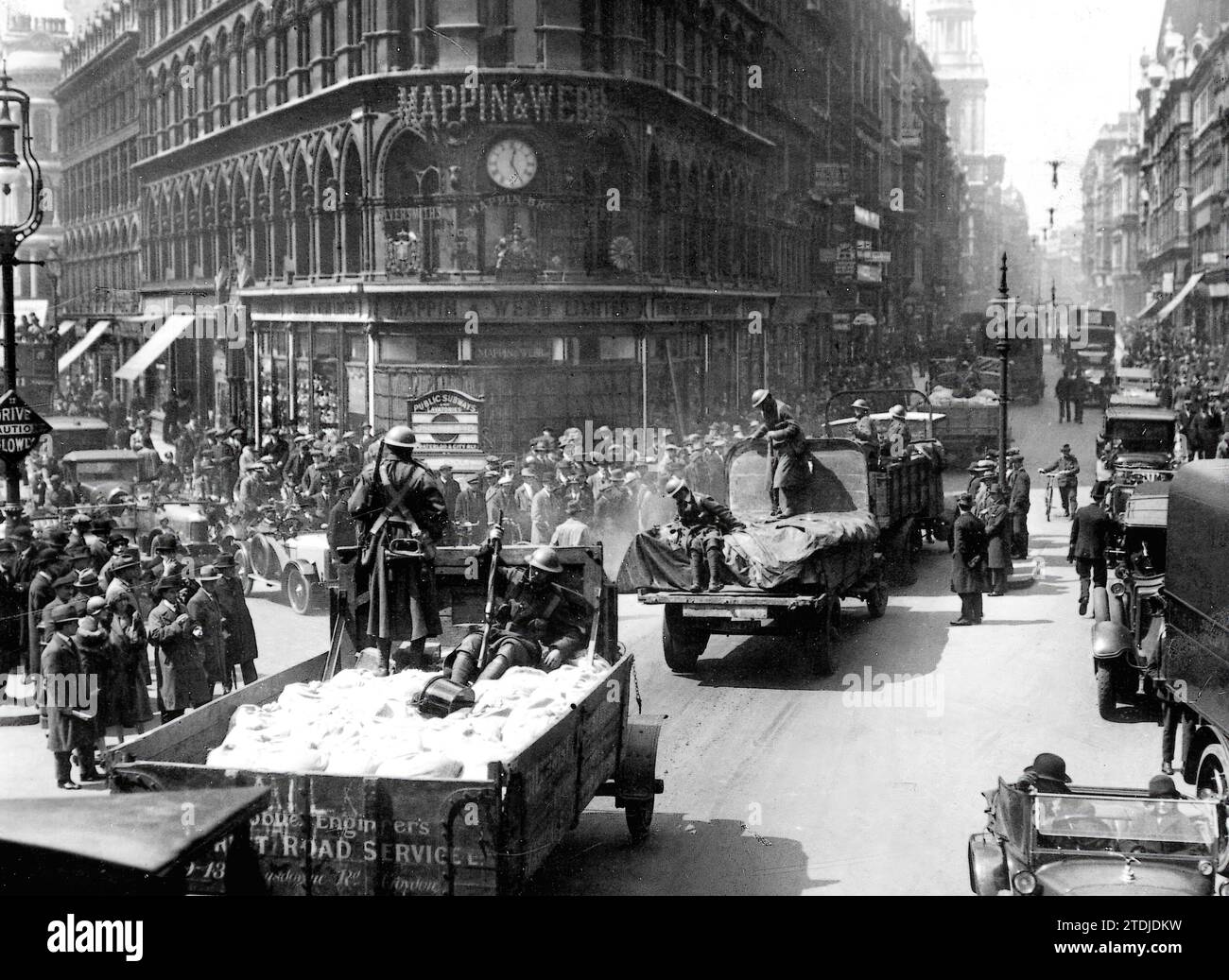 05/01/1926. Londres. Approvisionner la ville. Camionneurs gardés par des soldats avec des armes, conduisant des sacs de farine pour la consommation. Crédit : Album / Archivo ABC / Photopress Banque D'Images