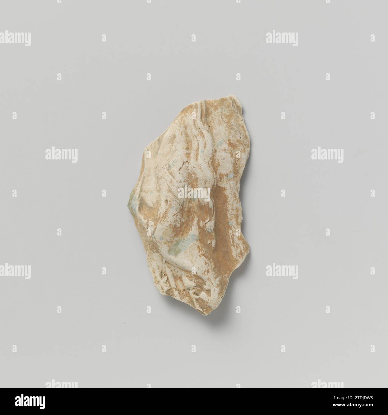 Vierge Marie (?), fragment avec l'épaule gauche et deux mèches de cheveux, anonyme, anonyme, c. 1425 - c. 1550 terre cuite des pays-Bas du Nord (matériau argileux) terre cuite des pays-Bas du Nord (matériau argileux) Banque D'Images