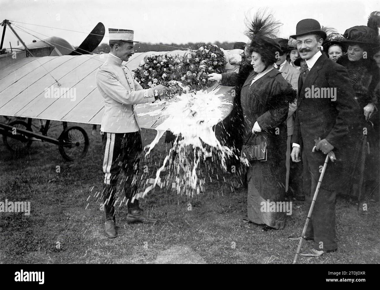 07/09/1913. À l'aérodrome de Villacoublay. Cérémonie de baptême de l'avion donné à l'armée par les Dames françaises. Crédit : Album / Archivo ABC / Louis Hugelmann Banque D'Images