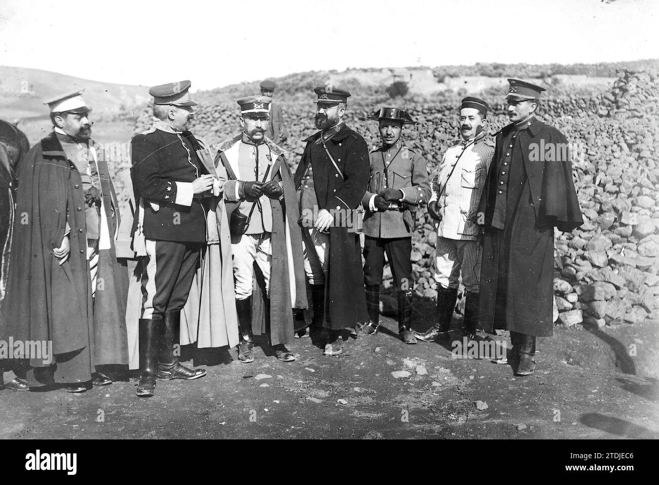 03/31/1912. Hommage à la compagnie. Commission d'officiers de l'Académie militaire générale dissoute qui s'est rendue à Melilla au nom de 1 500 compagnons pour déposer une gerbe sur la tombe du premier officier de ladite académie décédé dans le RIF. Crédit : Album / Archivo ABC / Rectoret Banque D'Images