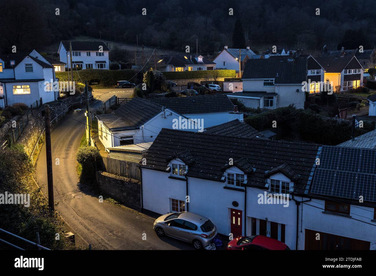 Village la nuit avec lampadaires et maisons, Llanfoist, pays de Galles, Royaume-Uni Banque D'Images