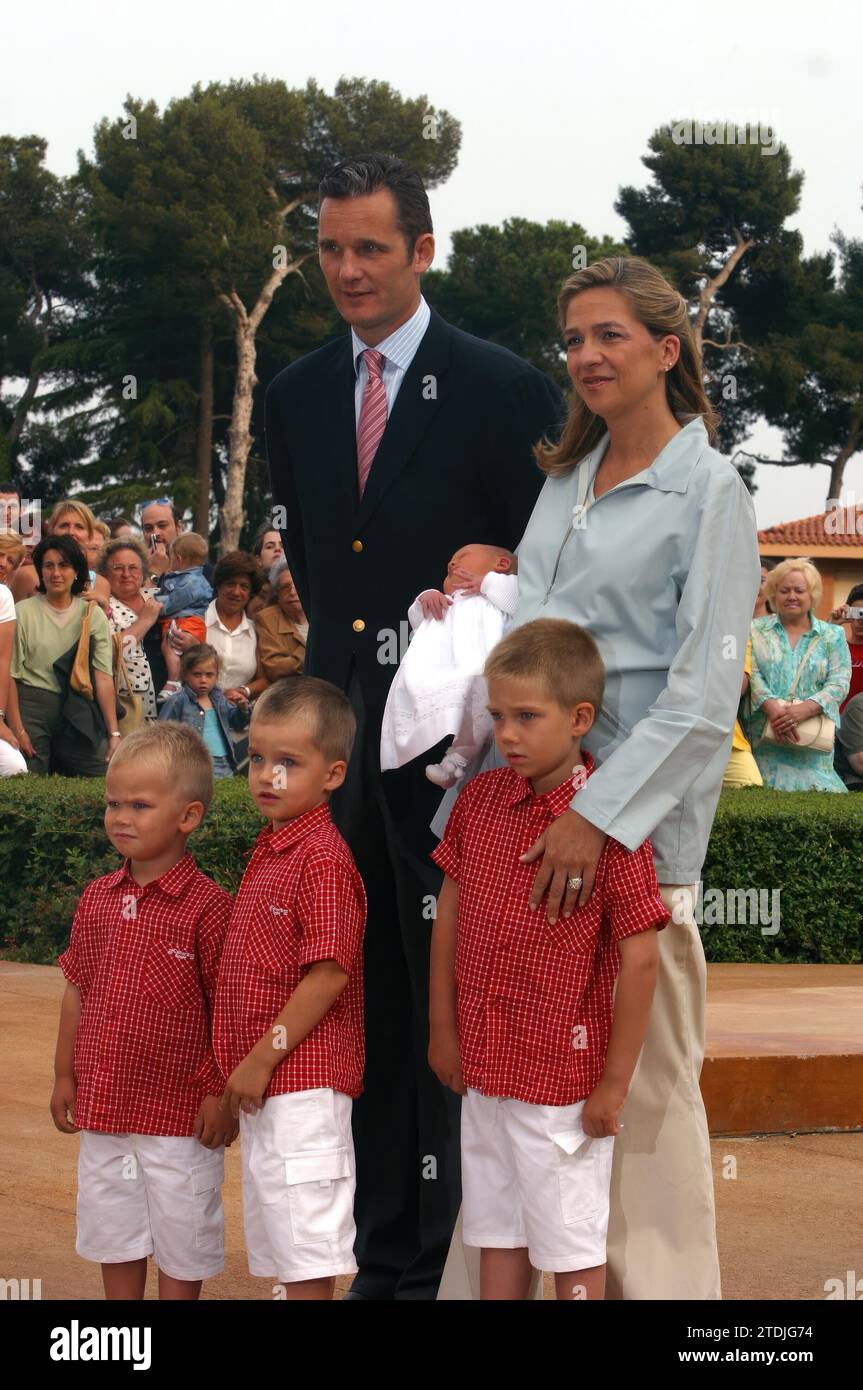 06/07/2005. Barcelone, 06/08/05.- l'Infante Cristina, avec son mari, Iñaki Urdangarín, quitte la clinique Teknon à Barcelone avec sa fille Irène dans ses bras, après avoir reçu la sortie médicale, trois jours après avoir accouché...PHOTO YOLANDA CARDO...ARCHDC. Crédit : Album / Archivo ABC / Yolanda Cardo Banque D'Images