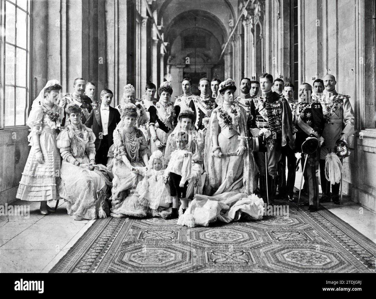 Madrid, 1/12/1906. Photo de groupe du mariage de l'Infante Doña María Teresa avec l'Infante Don Fernando María de Baviera. 1. SAR la Princesse Pilar de Bavière ; 2, l ' enfant D. Carlos ; 3, Princesse Luisa de Bavière ; 4, Prince George de Bavière ; 5, Infant Luis de Orleans y Borbón ; 6, Infante Isabel ; 7, S.M. la Reine María Cristina ; 8, SAR le Prince Henry de Bavière ; 9, Infante Isabel Teresa ; 10, Infante Eulalia; 11, Infante D. Alfonso ; 12, Infante Paz ; 13, Infant Alphonse de Orléans y Borbón ; 14, S.M. le Roi Alphonse XIII ; 15, S.A.R. le Prince Adalbert de Bavière ; 15, Infante María Teresa ; 17, Prince Ludwig Banque D'Images