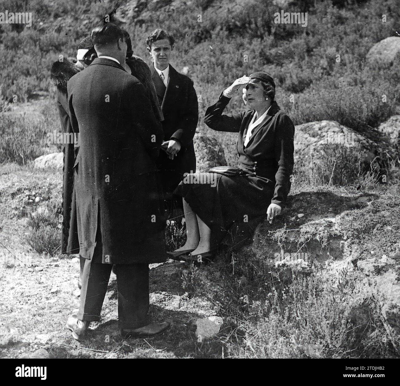 Le matin du 15 avril 1931, la Reine part avec sa famille par la Puerta del Moro, en direction de l'Escorial, car il avait été décidé de ne pas prendre le train à la gare Nord. La procession s'arrête aux hauteurs de Galapagar. Avec la Reine il y a un groupe de loyaux jusqu'à la fin. Doña Victoria Eugenia est assise sur un rocher, son dernier trône. Elle dit à ceux qui l'accompagnent: "Je veux aller à l'Escorial seule. De cette façon, ils ne verront qu'une famille malheureuse et ils ne nous feront rien. » Parmi ceux qui la licencient se trouve le cousin de José Antonio Rivera, qui apparaît sur la photo belo Banque D'Images