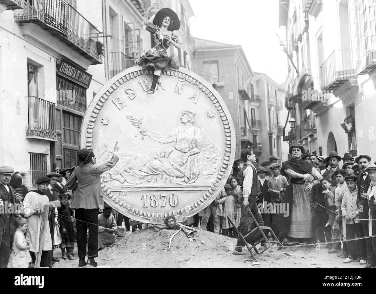 Valence, 03/19/1912. Fallas à Valence. 'Amour et intérêt', échec installé sur la Plaza de Mosén Sorell. Crédit : Album / Archivo ABC / Vicente Barbera Masip Banque D'Images