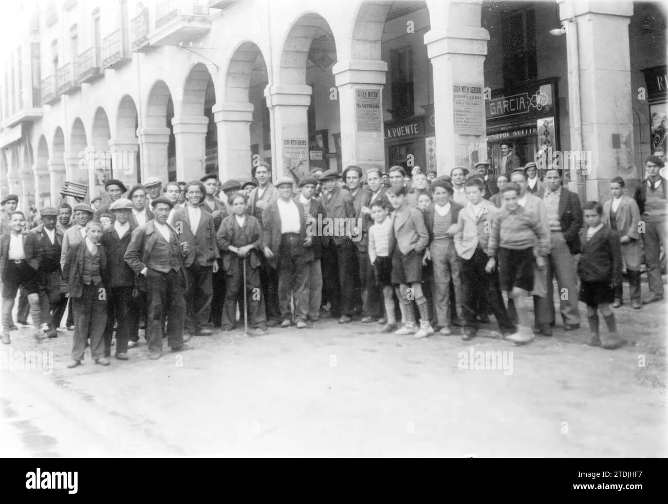 09/30/1933. Les ouvriers qui ont soulevé les dalles de chaussée sont toujours sur la Plaza et sourient devant l'objectif du photographe, satisfaits de leur exploit. La population est indignée par ce fait, qu'ils attribuent à la Chambre du peuple. Photo : Mayoral - Date approximative. Crédit : Album / Archivo ABC / Mayoral Banque D'Images