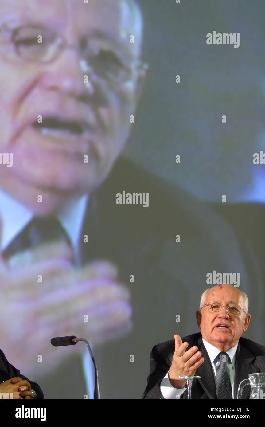 06/01/2004. Barcelone 2,6.04.- le président de la Croix verte internationale et ancien président de l'URSS, Mijail Gorbatchev (i), lors de la présentation aujourd'hui du dialogue sur 'Energie et développement durable' qui se tiendra à partir d'aujourd'hui au Forum universel des cultures pour justifier la nécessité de gérer l'énergie de manière écologique...PHOTO YOLANDA CARDO....ARCHDC. Crédit : Album / Archivo ABC / Yolanda Cardo Banque D'Images