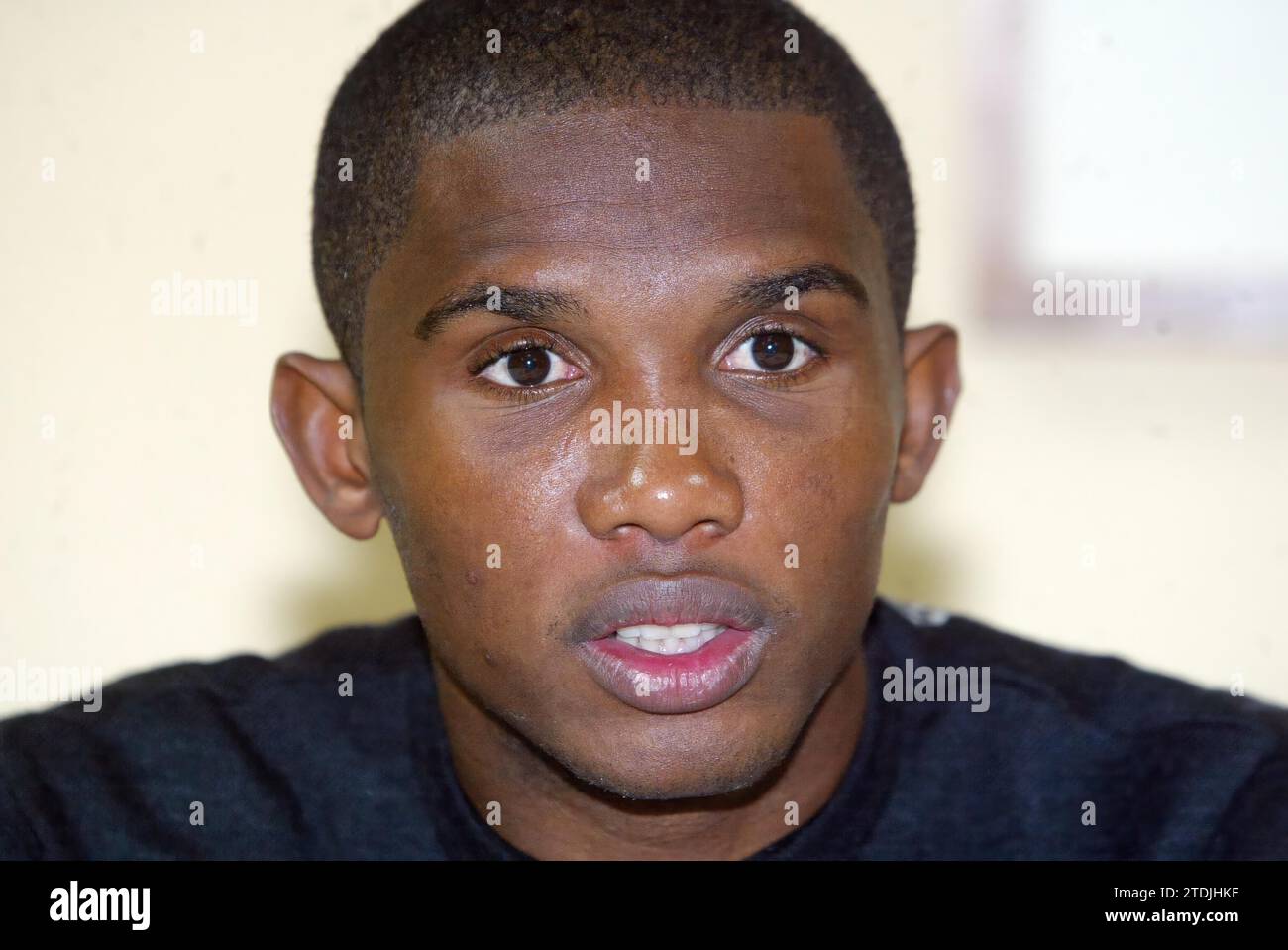 11/06/2005. Madrid 7-11-05 FCBarcelone avant Samuel EToo visite la rédaction ABC.. Photo:Ángel de Antonio... Archdc. Crédit : Album / Archivo ABC / Ángel de Antonio Banque D'Images