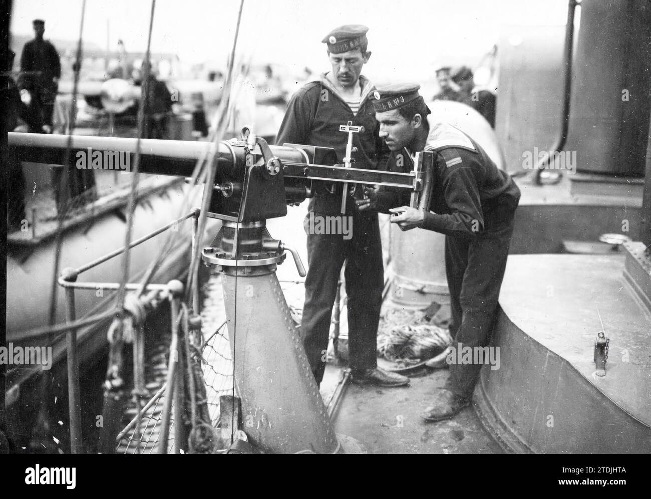 10/31/1915. De la marine bulgare. Exercices de tir, à bord d'un torpilleur bulgare, dans le port de Varna. Crédit : Album / Archivo ABC / Charles Chusseau Flaviens Banque D'Images