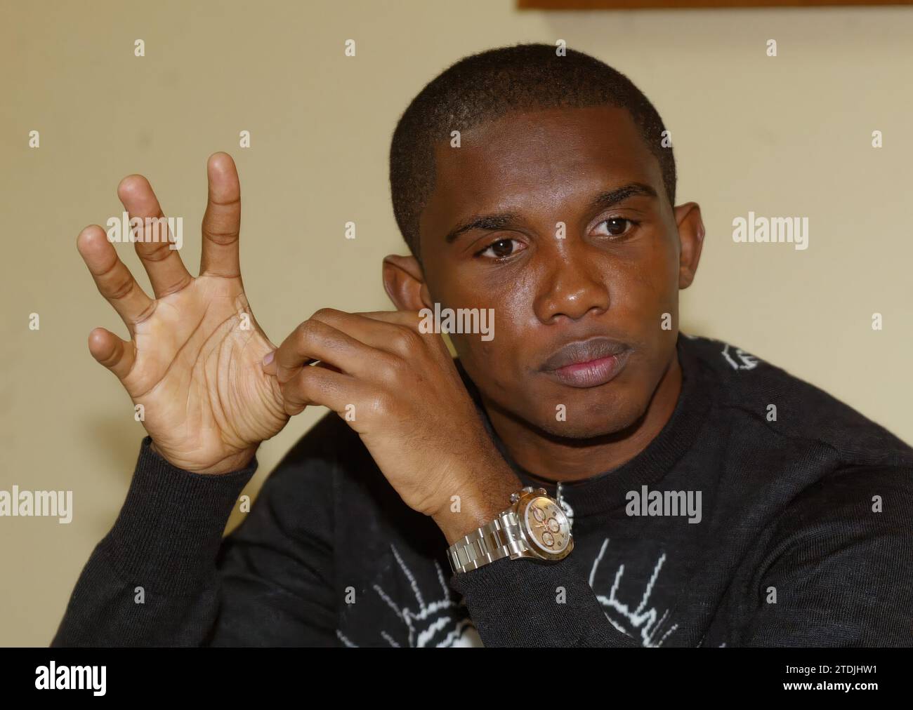 11/06/2005. Madrid 7-11-05 FCBarcelone avant Samuel EToo visite la rédaction ABC.. Photo:Ángel de Antonio... Archdc. Crédit : Album / Archivo ABC / Ángel de Antonio Banque D'Images