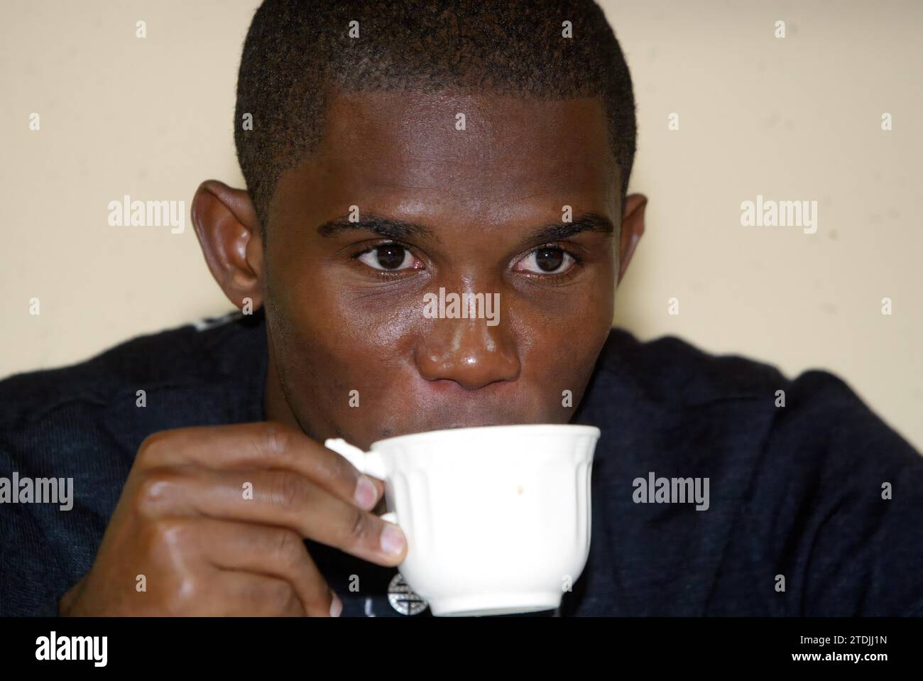 11/06/2005. Madrid 7-11-05 FCBarcelone avant Samuel EToo visite la rédaction ABC.. Photo:Ángel de Antonio... Archdc. Crédit : Album / Archivo ABC / Ángel de Antonio Banque D'Images