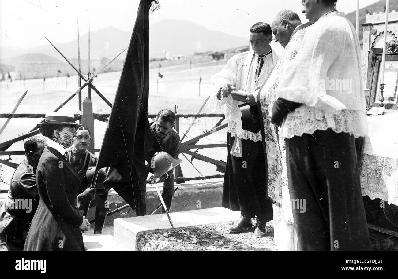 04/18/1915. Les Infantes dans le RIF. Les Infants Don Carlos et Doña Luisa de Orleans dans la bénédiction du drapeau du bataillon Segorbe, dont l'Infante Doña Luisa était marraine. Crédit : Album / Archivo ABC / Lázaro Banque D'Images