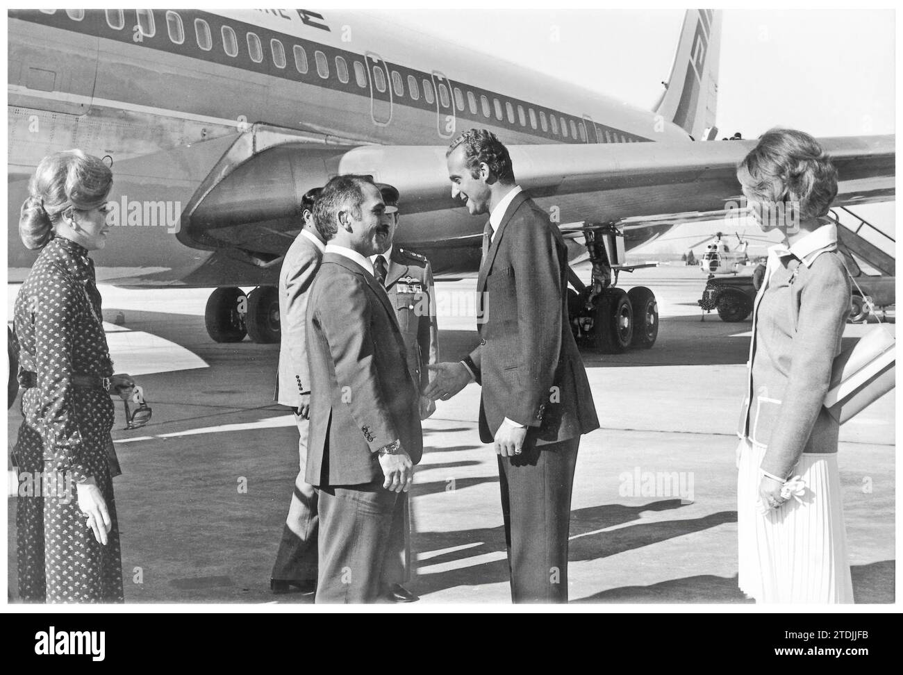 03/27/1976. Le Roi Hussein de Jordanie, accompagné de son épouse la Reine Alia, est arrivé à l'aéroport de Barajas où ils ont été reçus par sa Majesté. Les rois d'Espagne. Crédit : Album / Archivo ABC / Manuel Sanz Bermejo Banque D'Images