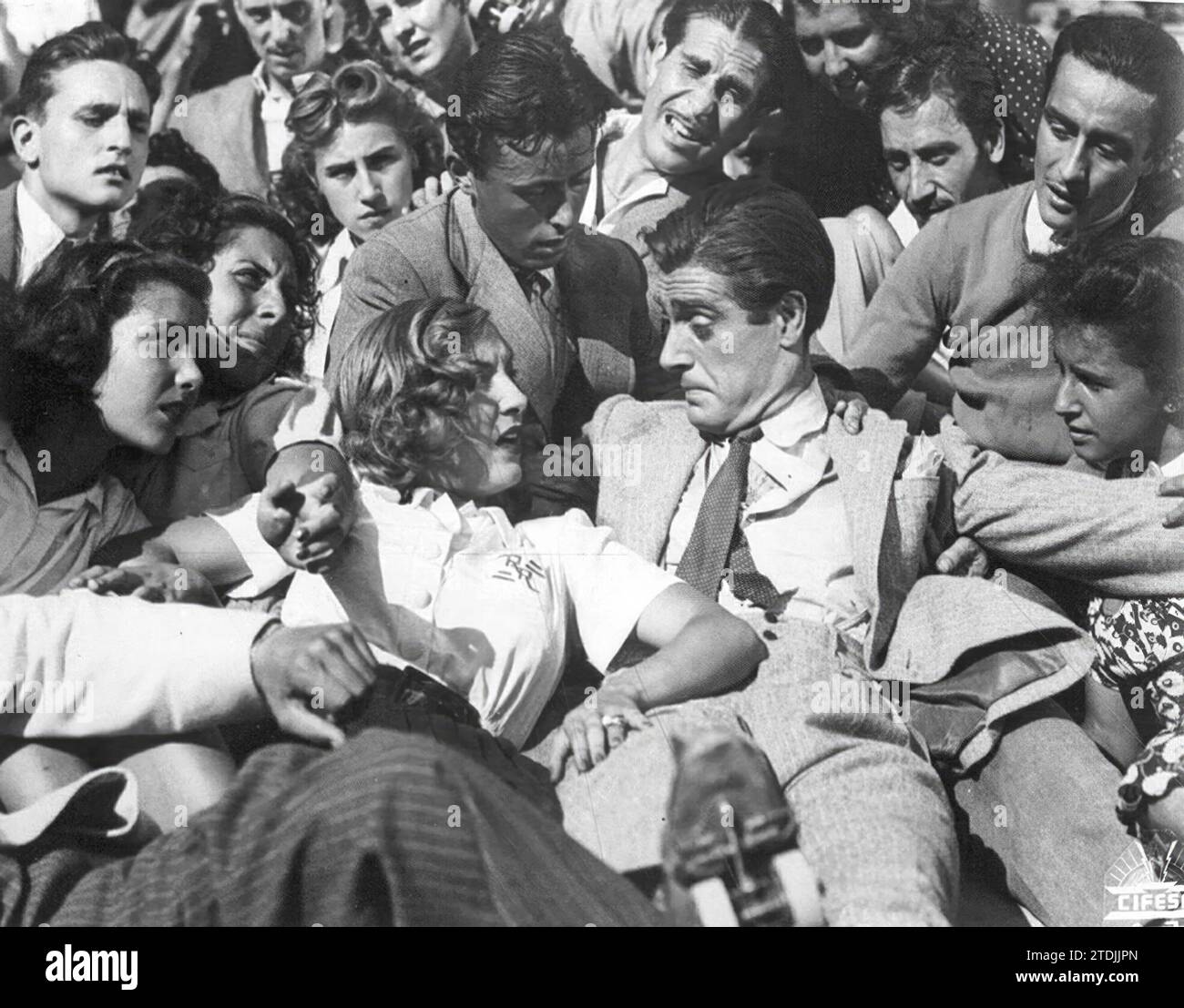 Rafael Gil a tourné sept films avec la Cifesa production Company. A gauche, 'Journey Without Destiny' (1942), avec Luchy Soto et Antonio Casal. Crédit : Album / Archivo ABC Banque D'Images