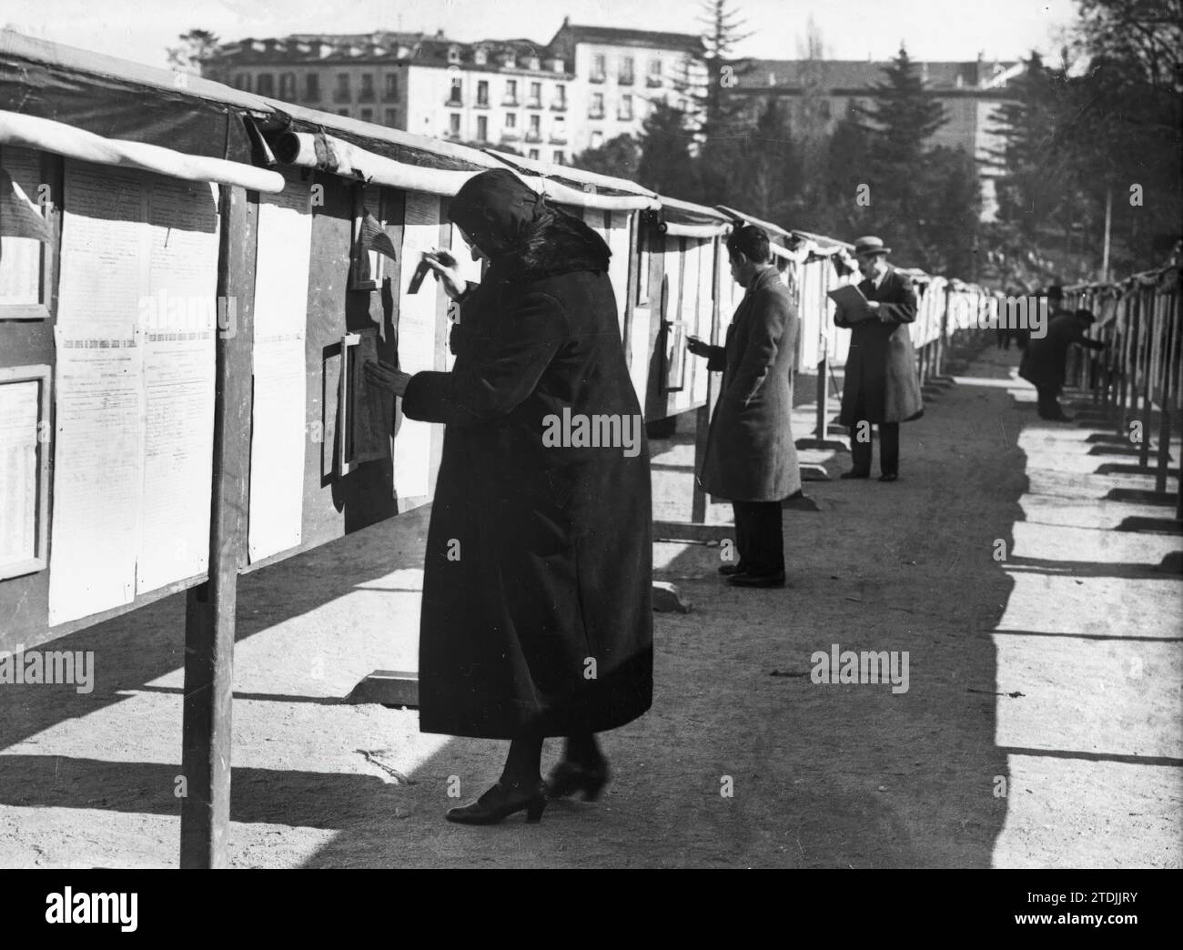 Madrid. Listes électorales sur la Plaza de la Armería, pendant la deuxième République espagnole (voir 02/03/1934, page 9) - Date approximative. Crédit : Album / Archivo ABC Banque D'Images