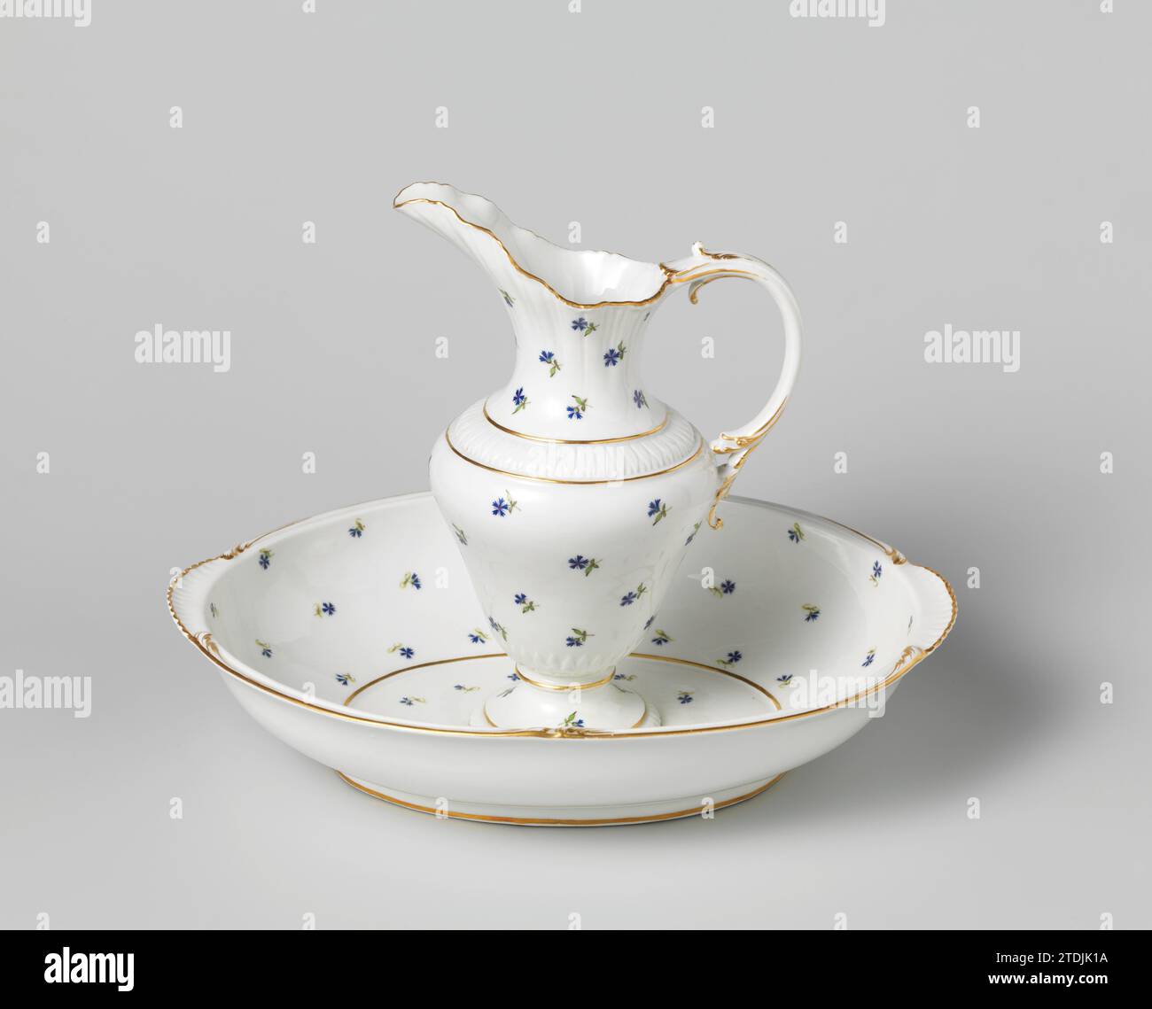 Bassin en porcelaine, manufacture Oud-Loosdrecht, 1784 bassin peint avec un motif de spray de bleuets bleus et passepoil doré le long des bords. Marqué : M.O.L. et Amstel en bleu sous émail. L'échelle ovale a des ornements rocaille élargis le long du bord des ornements rocaille qui s'élargissent dans l'axe de longueur et sont déposés avec de l'or. Pelvis en porcelaine Loosdrecht peint avec un motif de spray de bleuets bleus et passepoil doré le long des bords. Marqué : M.O.L. et Amstel en bleu sous émail. L'échelle ovale présente des ornements rocaille élargis le long du bord des ornements rocaille qui s'élargissent en t Banque D'Images