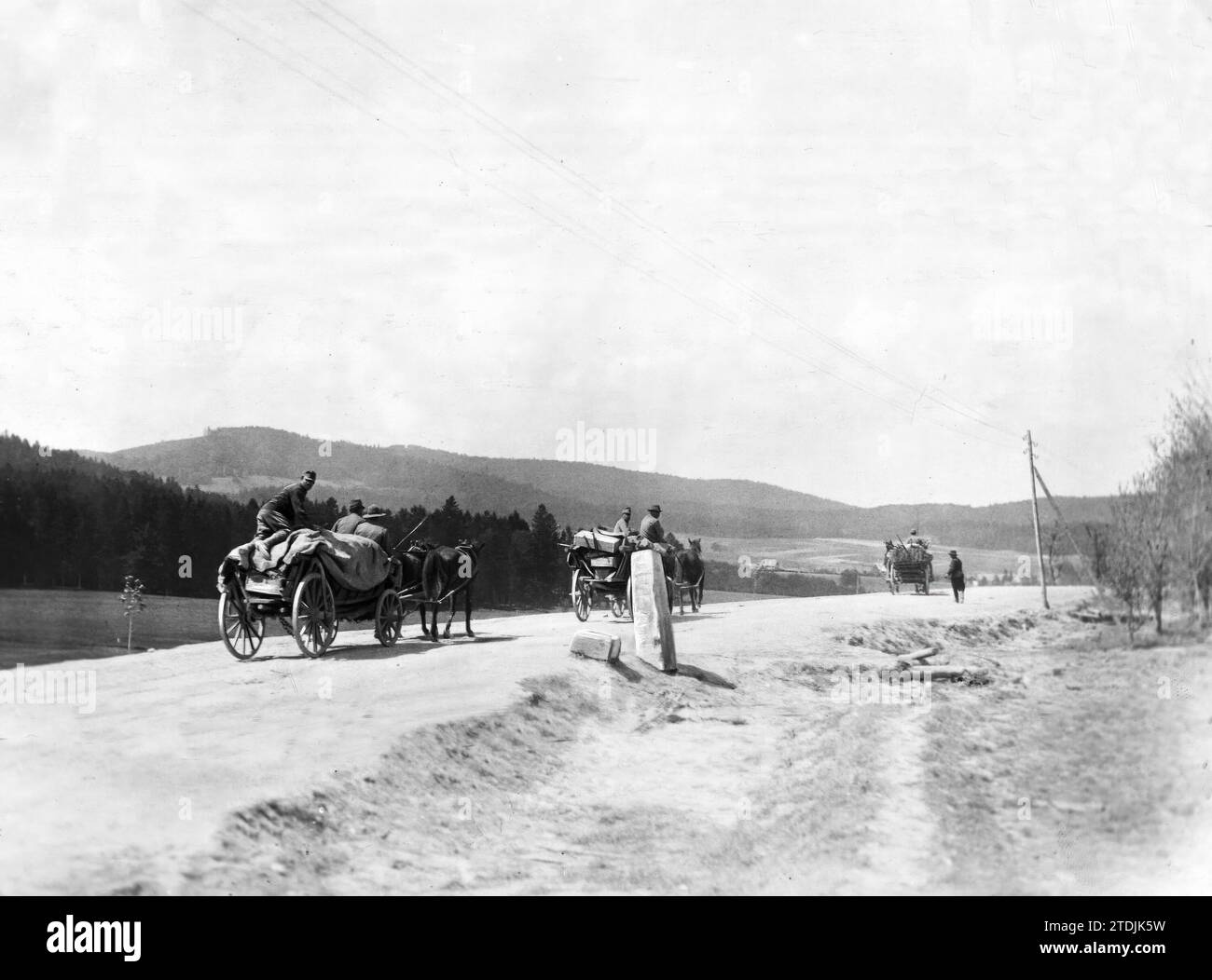 Dans les régions austro-hongroises. Le col de Dukla. Au centre, le poste indicateur de la frontière entre la Galice et la Hongrie. (Passage visité par Pujol, rédacteur en chef d'ABC, le matin du 15 mai 1915). Photo : Tervoren. Crédit : Album / Archivo ABC / Tervoren Banque D'Images