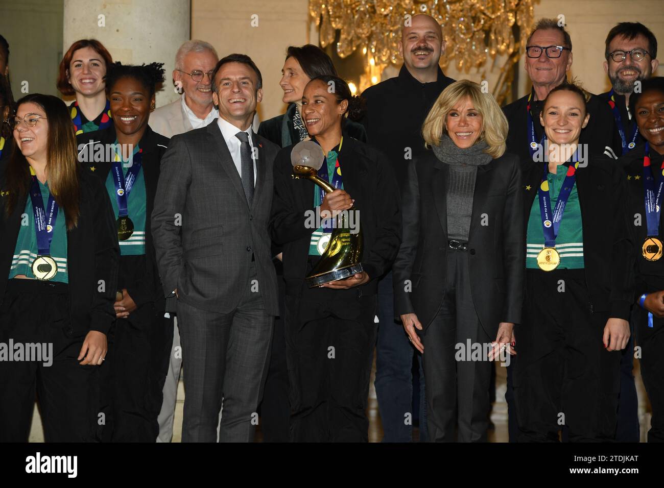 Paris, France. 18 décembre 2023. Au lendemain de leur titre mondial contre les Norvégiens (31-28), les joueuses de l'équipe de France féminine de handball seront reçues par le président Emmanuel Macron et Brigitte Macron à l'Elysée à Paris le 12 décembre 2023. (Photo de Lionel Urman/Sipa USA) crédit : SIPA USA/Alamy Live News Banque D'Images