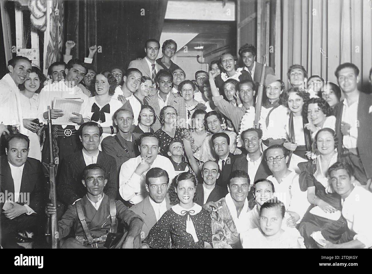 08/13/1936. Au centre, assis. La première femme partant à gauche, les yeux fermés, est 'Muguet' (danseuse et danseuse, épouse de Miguel Albaicín). Nous retournons à la rangée assise. A côté de la vieille femme, deux femmes dans les vêtements de danseuse, avec leurs visages ensemble et souriants. Ce sont Pilar López et sa sœur Argentine. Crouched, juste en dessous d'Argentinita, est son guitariste, Pepe de Badajoz. La femme au-dessus de de! L Todo, qui 'préside' la photo, avec la robe sombre : Agustina Escudero (modèle Zuloaga et mère de Miguel et Rafael Albaicín). A droite, en haut, souriant à côté d'une fille, comme si on regardait Banque D'Images