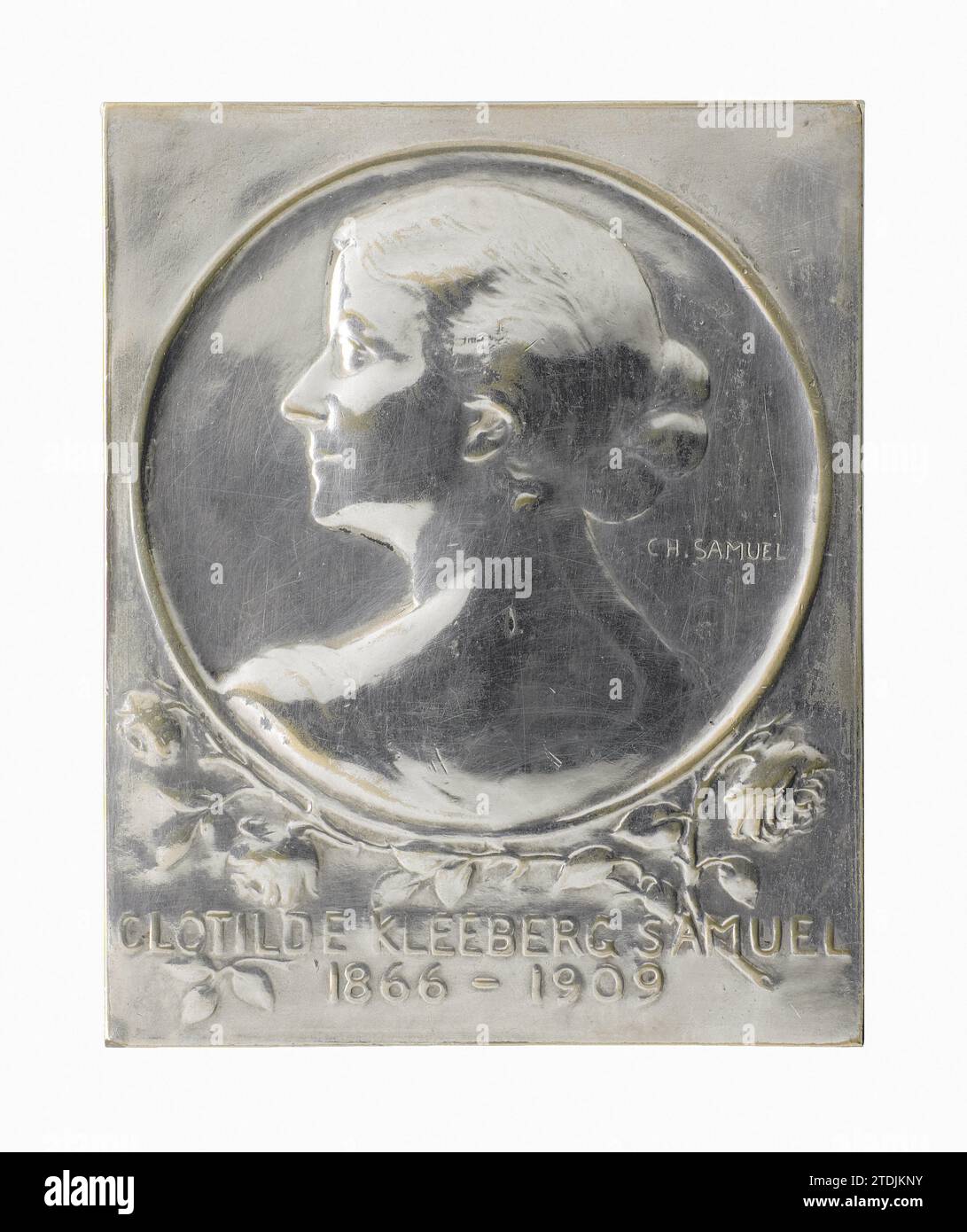 Clotilde Kleeberg-Samuel (1866-1909), 1909 plaque de bronze argenté avec le portrait de Clotilde Kleeberg-Samuel (1866-1909), avec inscription dédicace au dos : Clotildae // Kleeberg-Samvel // Amici Mucisisqve Dediti // Qvod Nervos mire pepvvvlit // C.P. // carolam conigem ///////// Carolam samvel congis. La personne représentée est montrée en bas-relief mince et vue sur son dos et son épaule. Bronze bruxellois (métal). Fonte d'argent (métal) plaque de bronze argenté avec le portrait de Clotilde Kleeberg-Samuel (1866-1909), avec inscription dédicace au dos: Banque D'Images