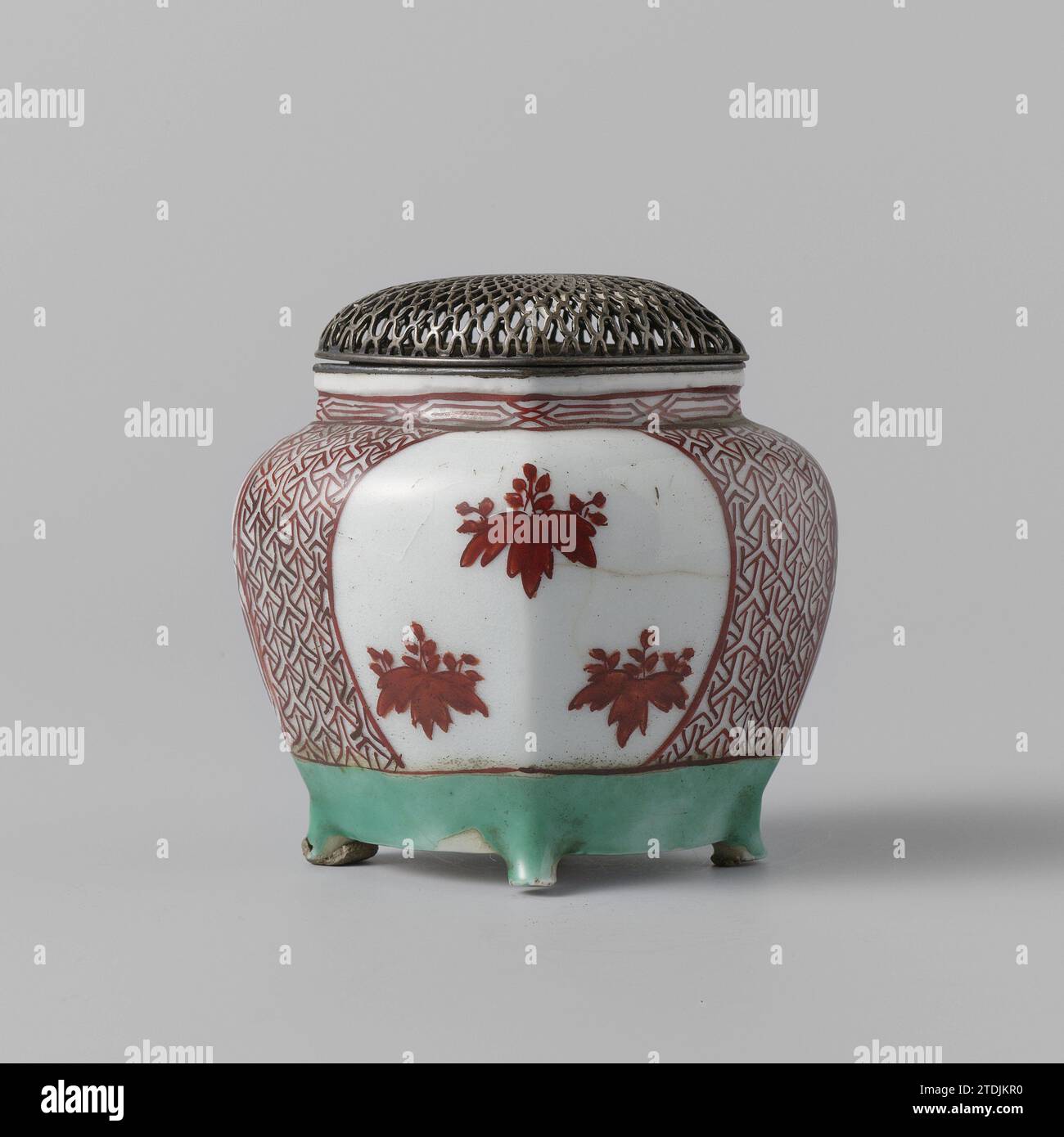 Brûleur à encens avec feuilles et motif de couche, anonyme, anonyme, c. 1800 - c. 1899 brûleur à encens (Koro) de porcelaine sur quatre pieds et avec un cadre argenté, peint sur la glaçure en rouge et turquoise. Le mur est recouvert de servetwork avec deux cartouches sauvegardées avec trois feuilles chacune. En bas une bande en Turquoise. Le bord est inclus avec un cadre argenté, avec un couvercle perforé et argenté. Un pied a été restauré. Ancienne étiquette sur le fond avec 'K. Dingwall Collection/ N° 151'. Kutani. Porcelaine du Japon. Glaçage. Cadre : argent (Métal) peinture / vitrification brûleur d'encens (Koro) de porcelai Banque D'Images