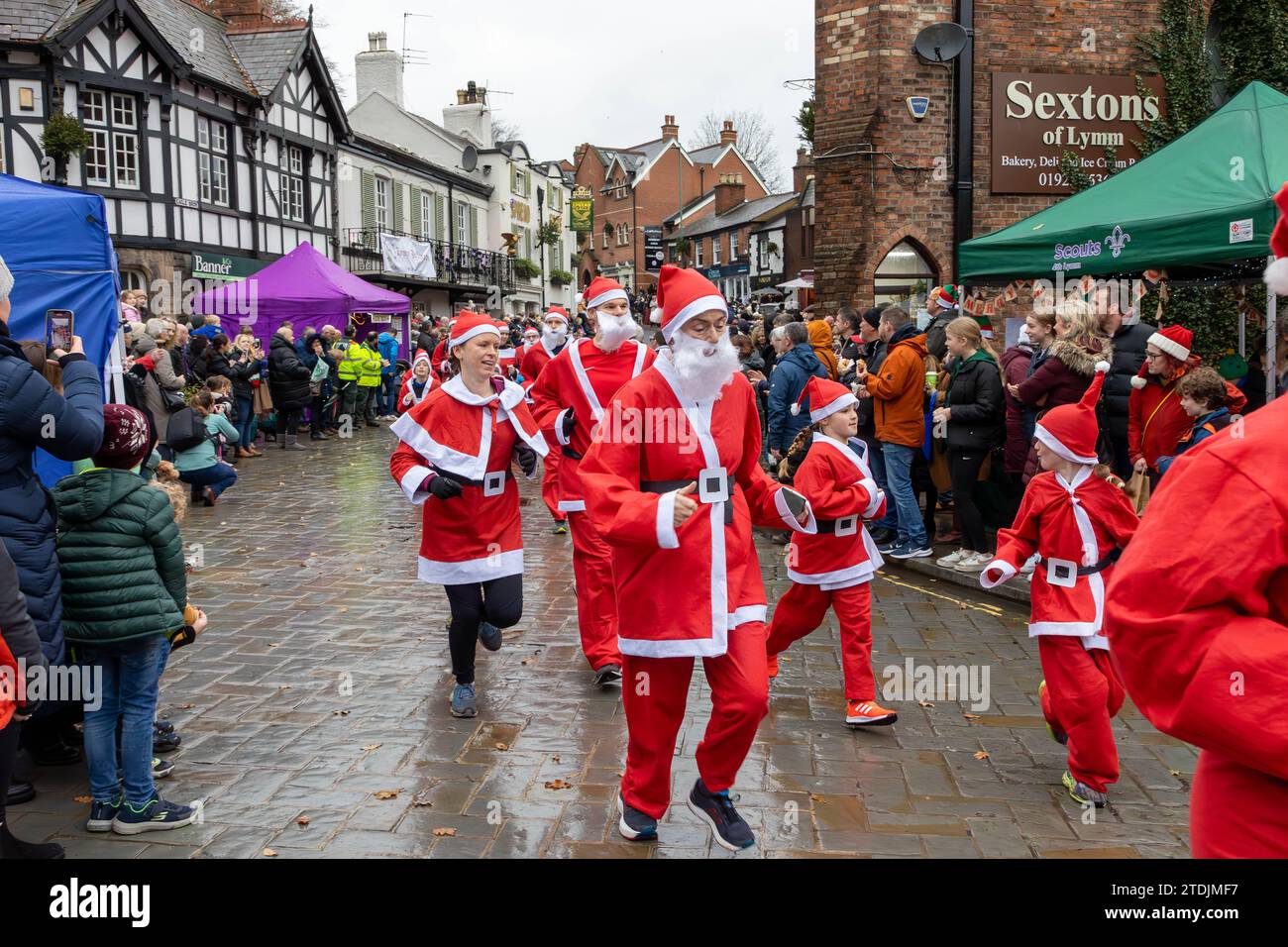 Le Santa Dash de 2023 a traversé le village de Lymm, dans le Cheshire, lors du Dickensian Day Festival Banque D'Images