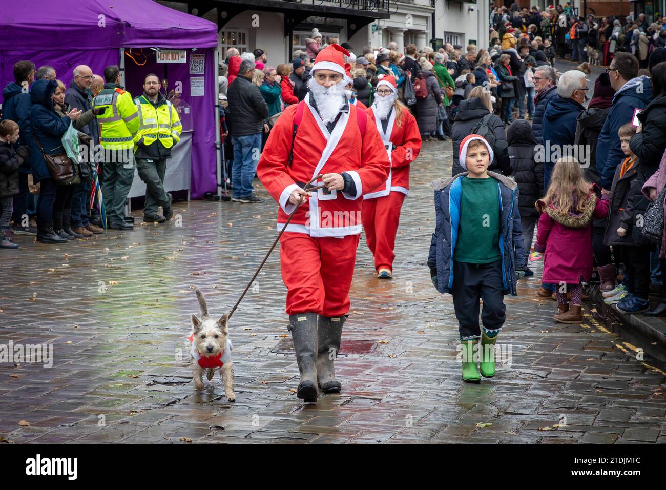 Le Santa Dash de 2023 a traversé le village de Lymm, dans le Cheshire, lors du Dickensian Day Festival Banque D'Images