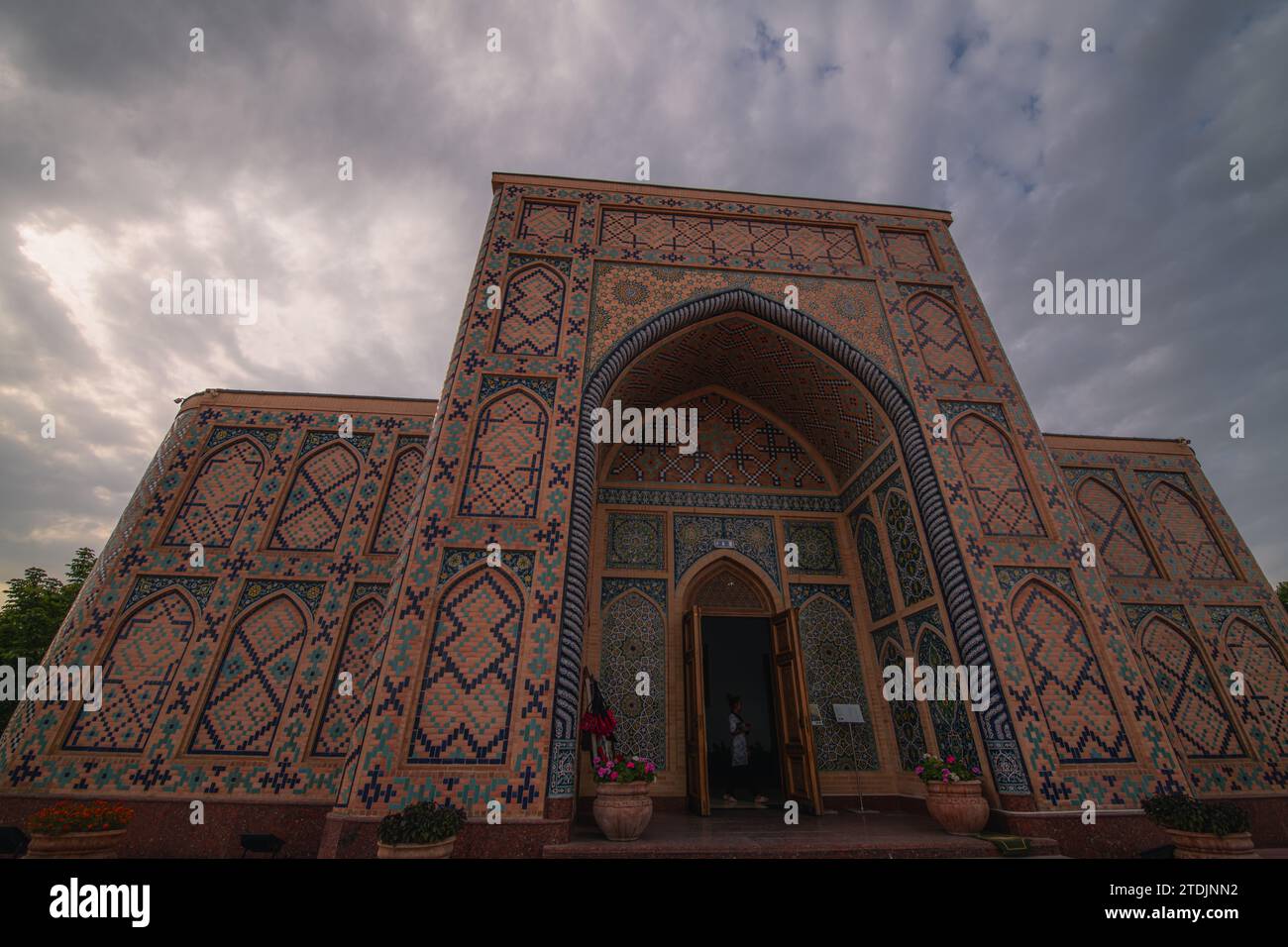 Mur carrelé de Ulugh Beg Madrasa à Samarkand, Ouzbékistan. Vue des détails des décorations extérieures, espace de copie pour le texte Banque D'Images