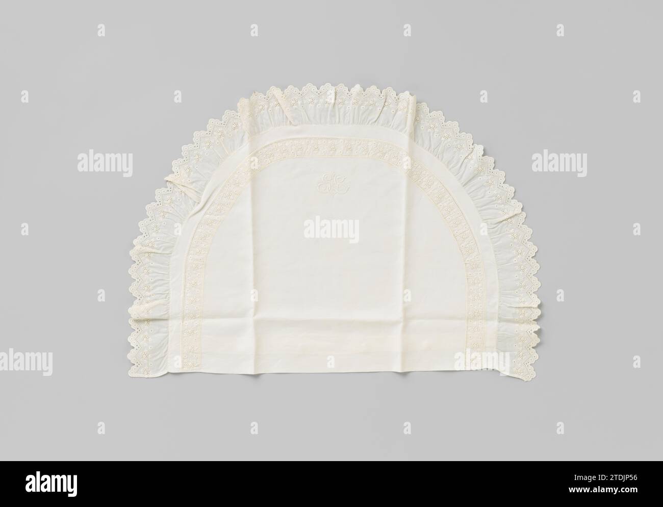 Démolition de coton ou lin blanc, modèle semi-circulaire, c. 1400 - c. 1950 démolition de coton ou lin blanc, modèle semi-circulaire avec monogramme brodé gvl (donneurs de Lennep) en blanc. Piles de broderie anglaise et idem bord légèrement plissé ; fermeture au moyen de boutons. coton (textile). lin (matériel) broderie démolition de coton blanc ou lin, modèle semi-circulaire avec monogramme brodé gvl (donneurs de Lennep) en blanc. Piles de broderie anglaise et idem bord légèrement plissé ; fermeture au moyen de boutons. coton (textile). broderie de lin (matériel) Banque D'Images