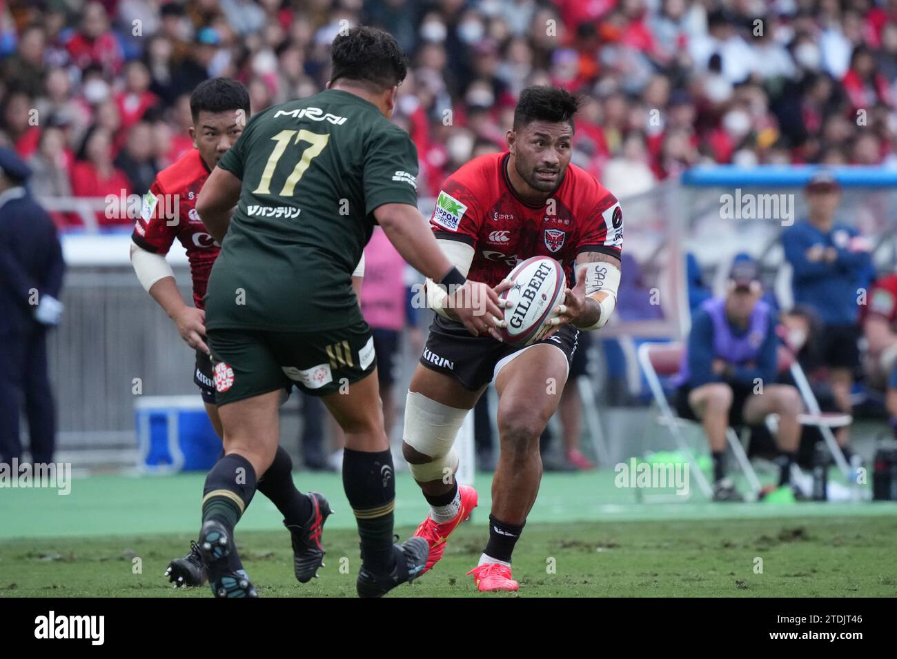 Amanaki Lelei Mafi des Canon Eagles lors du match de la Japan Rugby League One 2023-24 entre Yokohama Canon Eagles et Toyota Verblitz au Nissan Stadium de Yokohama, Japon, le 16 décembre 2023. Crédit : AFLO/Alamy Live News Banque D'Images