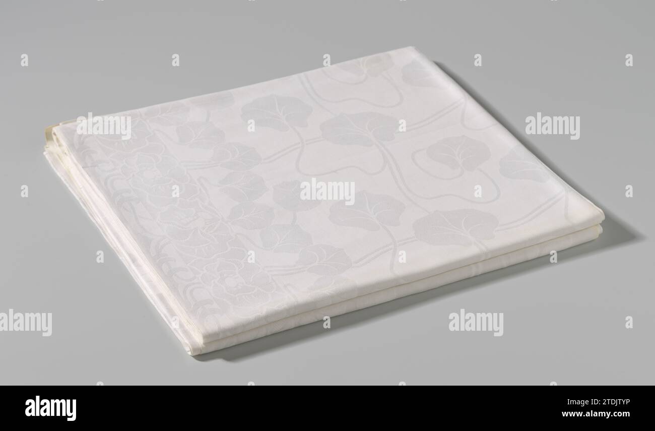 Nappe de Linnamast avec des feuilles, anonyme, c. 1890 - c. 1910 nappe de Linnamast avec des feuilles sur des tiges sinueuses et un bord de fleurs stylisées. Le drap est marqué : KUP et un numéro cousu (2559 en rouge sur blanc) et un monogramme : KS. Six serviettes (BK-1970-129-B à BK-1970-129-G) appartiennent aux faux de table. Nappe en lin (matériel) damassé de Linnamast avec des feuilles sur des tiges sinueuses et un bord de fleurs stylisées. Le drap est marqué : KUP et un numéro cousu (2559 en rouge sur blanc) et un monogramme : KS. Six serviettes (BK-1970-129-B à BK-1970-129-G) appartiennent aux faux de table. lin (materia Banque D'Images