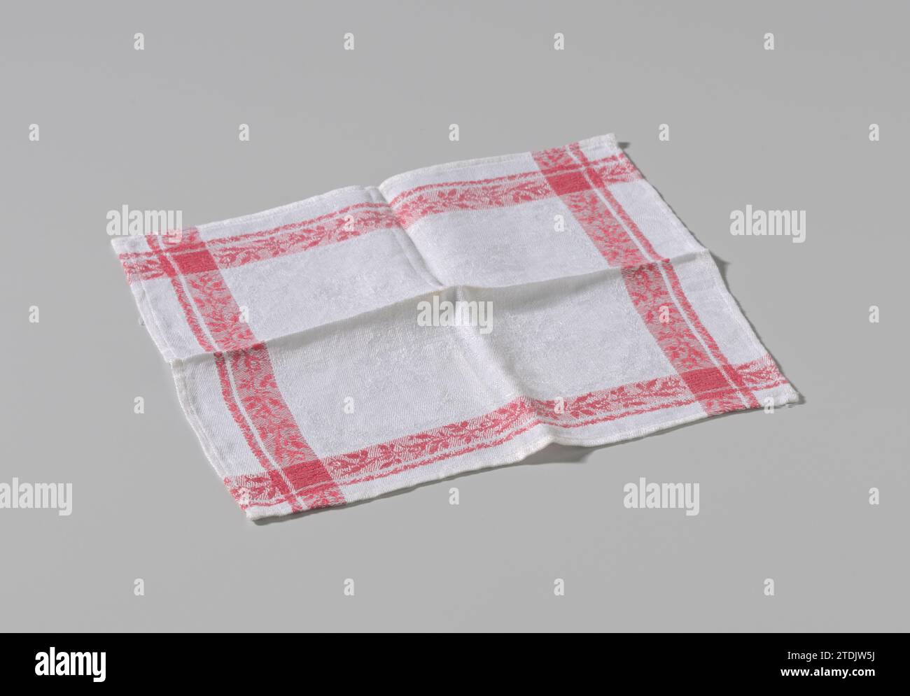 Tissu de doigt de coton damassé avec motif rose et garni d'une bordure rouge, c. 1900 tissu de doigt de coton damassé avec bords rouges, avec des roses et un ornement néo-Louis XIV. La toile n'a pas de Franjerand. Dix chiffons (BK-1973-200-A à BK-1973-200-K) et une nappe (BK-1973-199) font partie de la toile. Belgique (éventuellement) coton (textile) damassé tissu doigt de coton damassé aux bords rouges, avec des roses et un ornement néo-Louis XIV. La toile n'a pas de Franjerand. Dix chiffons (BK-1973-200-A à BK-1973-200-K) et une nappe (BK-1973-199) font partie de la toile. Belgique (éventuellement) coton (texte Banque D'Images