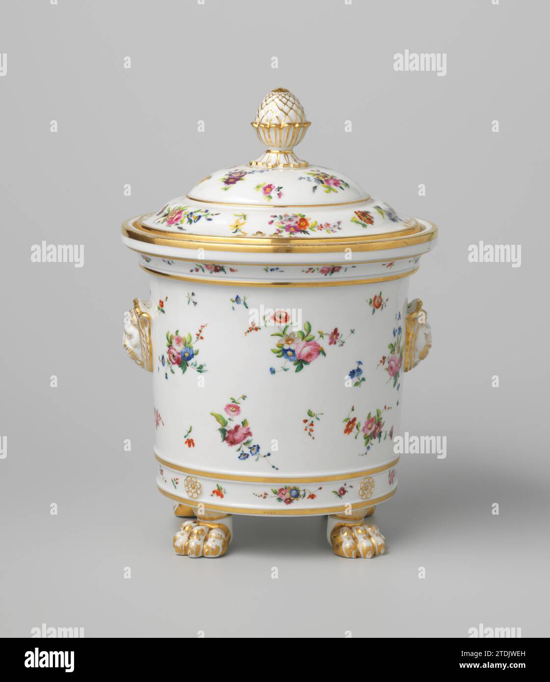 Vase de châtaignier avec bouquets et sprays de fleurs, Fabriek Dominique Denuelle, c. 1839 fromage de châtaigne en porcelaine avec un corps cylindrique, bord écarté, quatre pieds de griffe et deux poignées en forme de tête de lion. Peint sur la glaçure en bleu, rouge, rose, vert, jaune, violet, noir et or. Décoré avec des bouquets de fleurs différentes et des fleurs saupoudrées. Au-dessus du pied deux profils avec une sangle avec des branches de fleurs et des rosettes modélisées. Les bords, les pieds et les poignées sont allumés avec de l'or. Marqué sur le fond avec 'Denuelle/ Boulevard St. Denis 18/ à Parisn'. Porcelaine de Paris. glaçage. or (m Banque D'Images