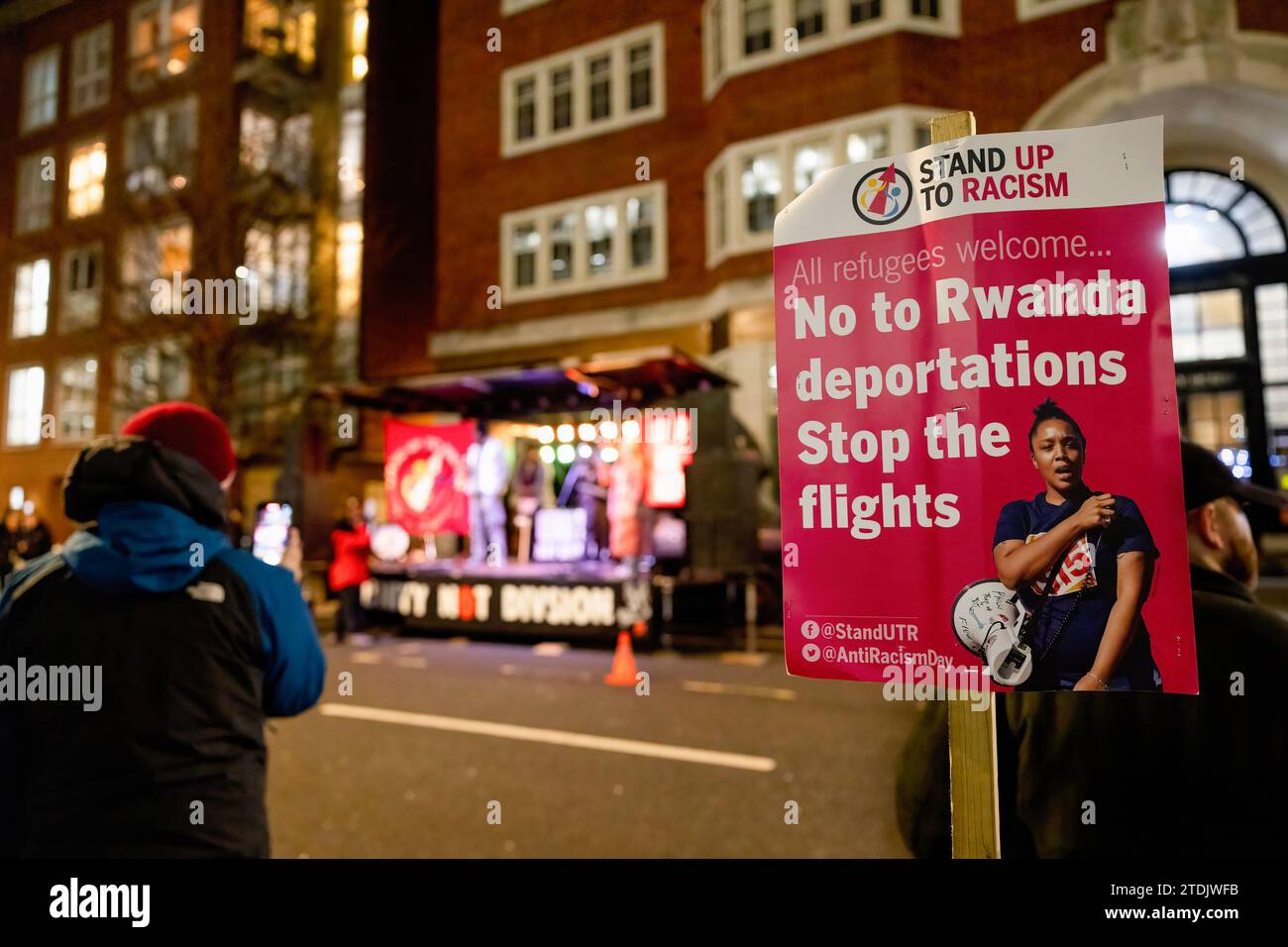 Londres, Royaume-Uni. 18 décembre 2023. Une pancarte vue rayée sur le bord de la route devant le Home Office à Londres pendant la manifestation. Des personnes se sont rassemblées au Home Office à Londres pour protester contre le racisme et le plan de déportation des réfugiés au Rwanda par le gouvernement britannique à l'occasion de la Journée internationale des migrants du Royaume-Uni. Crédit : SOPA Images Limited/Alamy Live News Banque D'Images