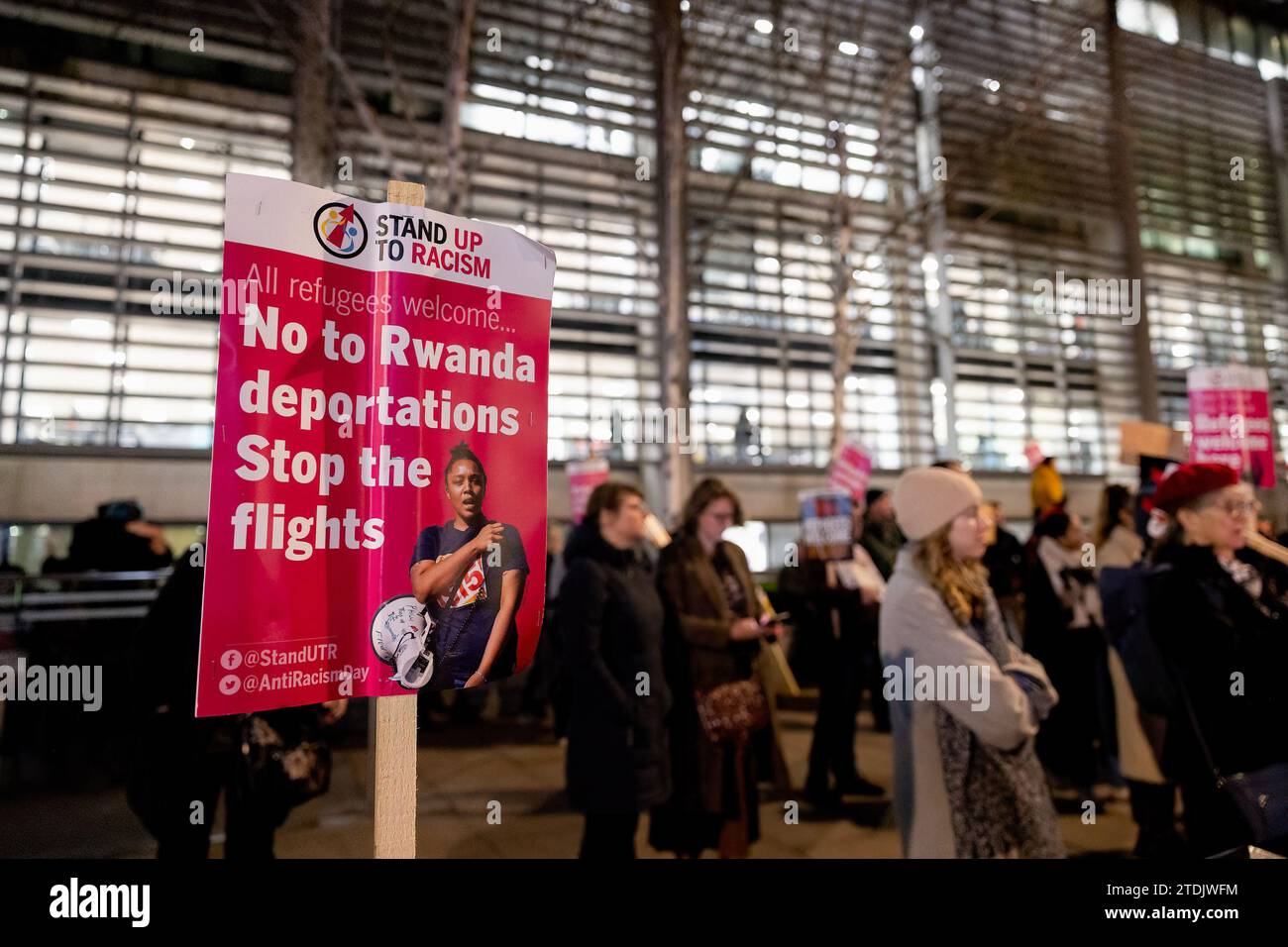Londres, Royaume-Uni. 18 décembre 2023. Une pancarte vue rayée sur le bord de la route devant le Home Office à Londres pendant la manifestation. Des personnes se sont rassemblées au Home Office à Londres pour protester contre le racisme et le plan de déportation des réfugiés au Rwanda par le gouvernement britannique à l'occasion de la Journée internationale des migrants du Royaume-Uni. Crédit : SOPA Images Limited/Alamy Live News Banque D'Images