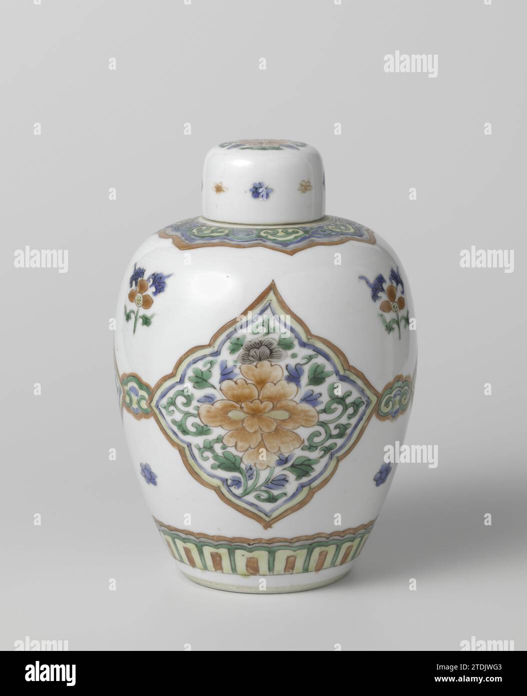 Pot couvert avec têtes de ruyi et fleurs, anonyme, c. 1700 - c. 1724 pot en forme d'oeuf avec couvercle de porcelaine, peint sur la glaçure en bleu, rouge, vert, jaune, aubergine et noir. Le pot est décoré avec trois cours en forme de fenêtre à lobes avec une pivoine entourée de tuiles stylisées ; entre les trois cours un motif Ruyi et des branches de fleurs. Autour du pied une bande ornementale ; autour de l'épaule une bande avec des motifs Ruyi. Sur le couvercle, une pivoine stylisée avec des branches et des fleurs saupoudrées. Une fissure dans le couvercle. Famle verte. Porcelaine de Chine. glaçage. Peinture / vitrification pot en forme d'oeuf W Banque D'Images
